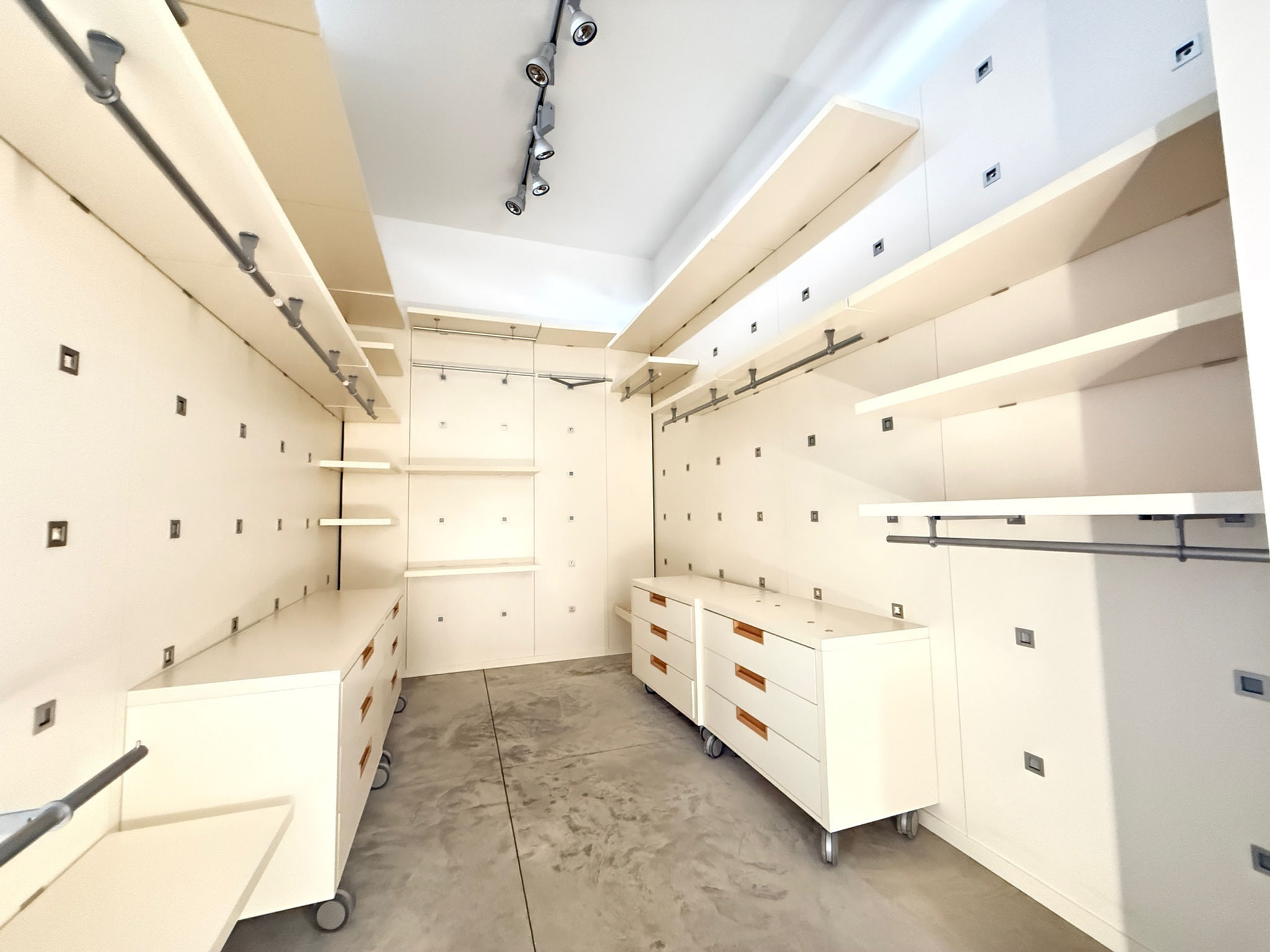 Tisettanta fataherbergi / Walk-In closet / Spegill 12 lengdarmetrar