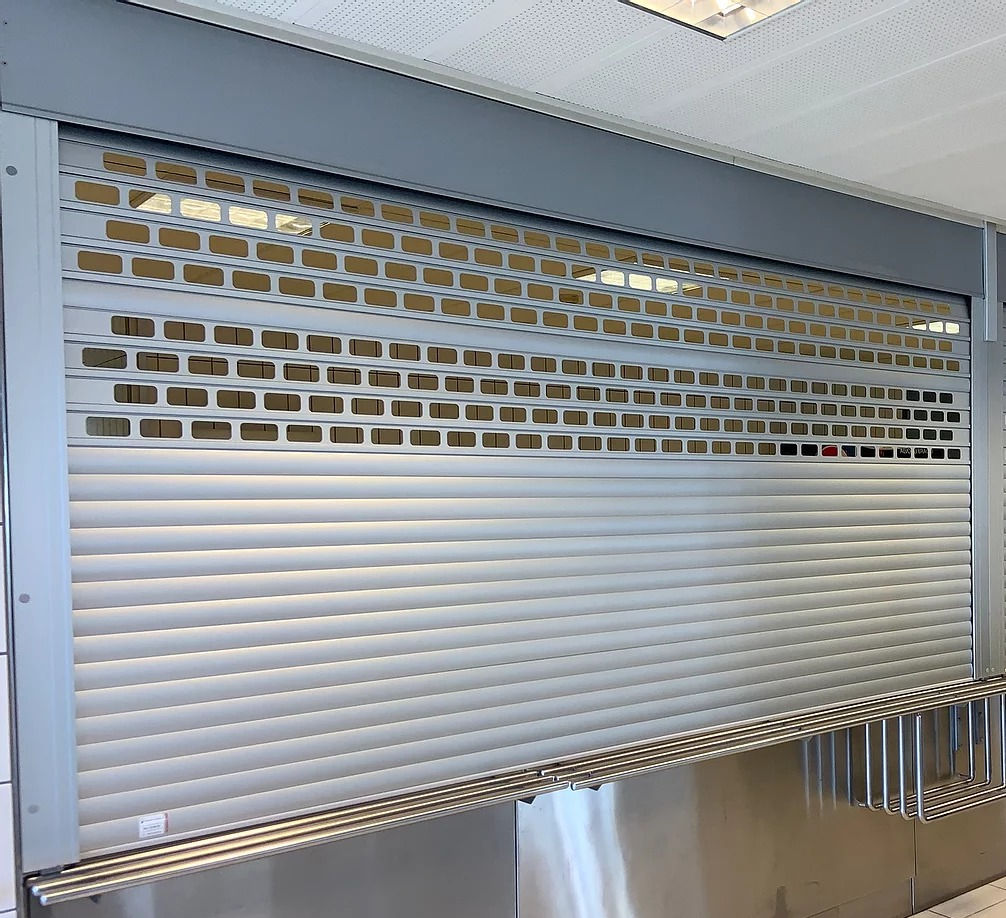 Selt - sold Flott rúlluhurð - álgrindarhurð  B444 x H134 sm (ónotuð)