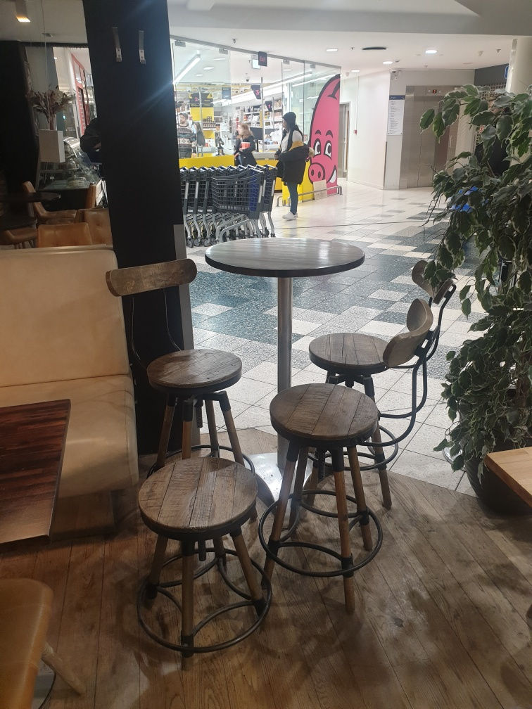 Thumbnail: SELT / SOLD - Háborð, 3 barstólar og 5 kollar.