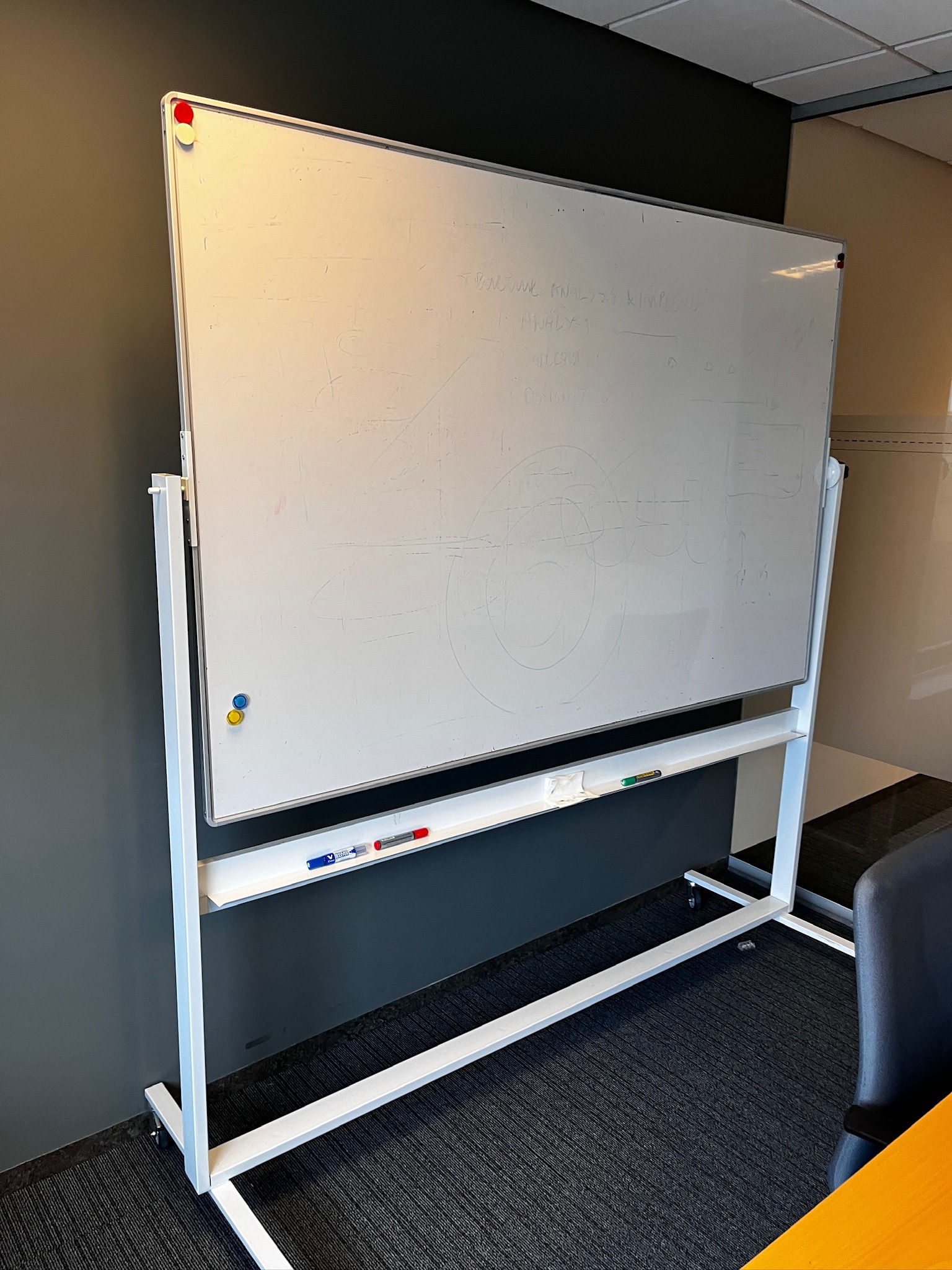 SELT / SOLD Tússtafla á hjólum, tvíhliða, B205 x H196 sm.