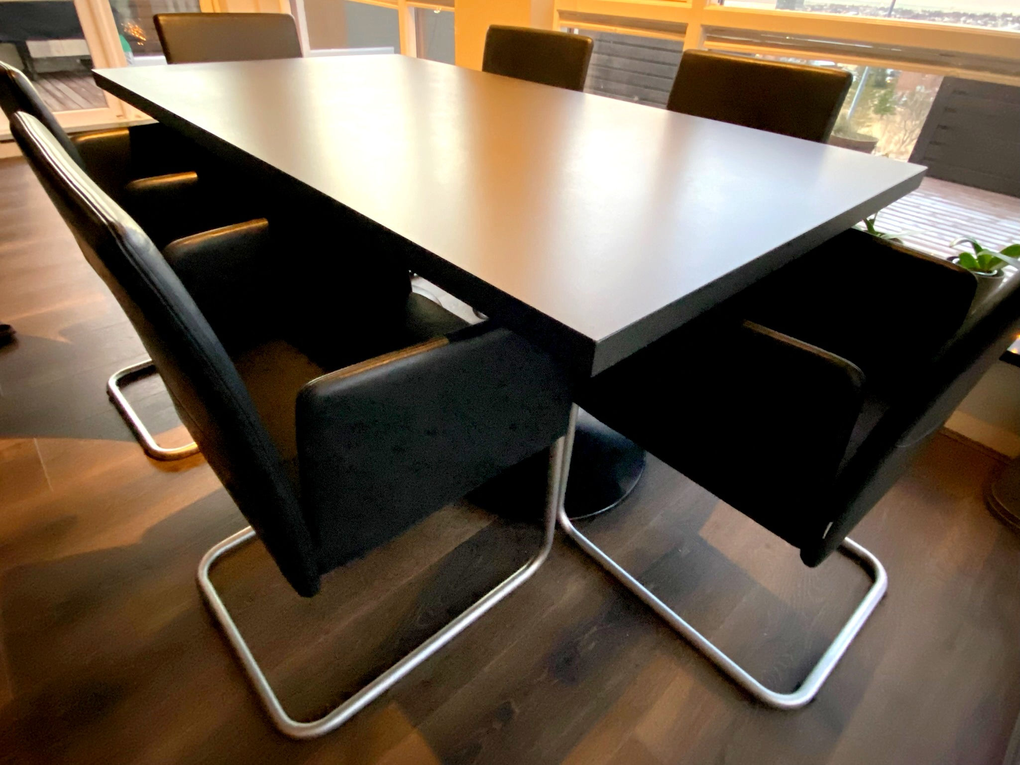 SELT / SOLD Fundarborð/Borðstofuborð/eldhúsborð svart 180x100 sm