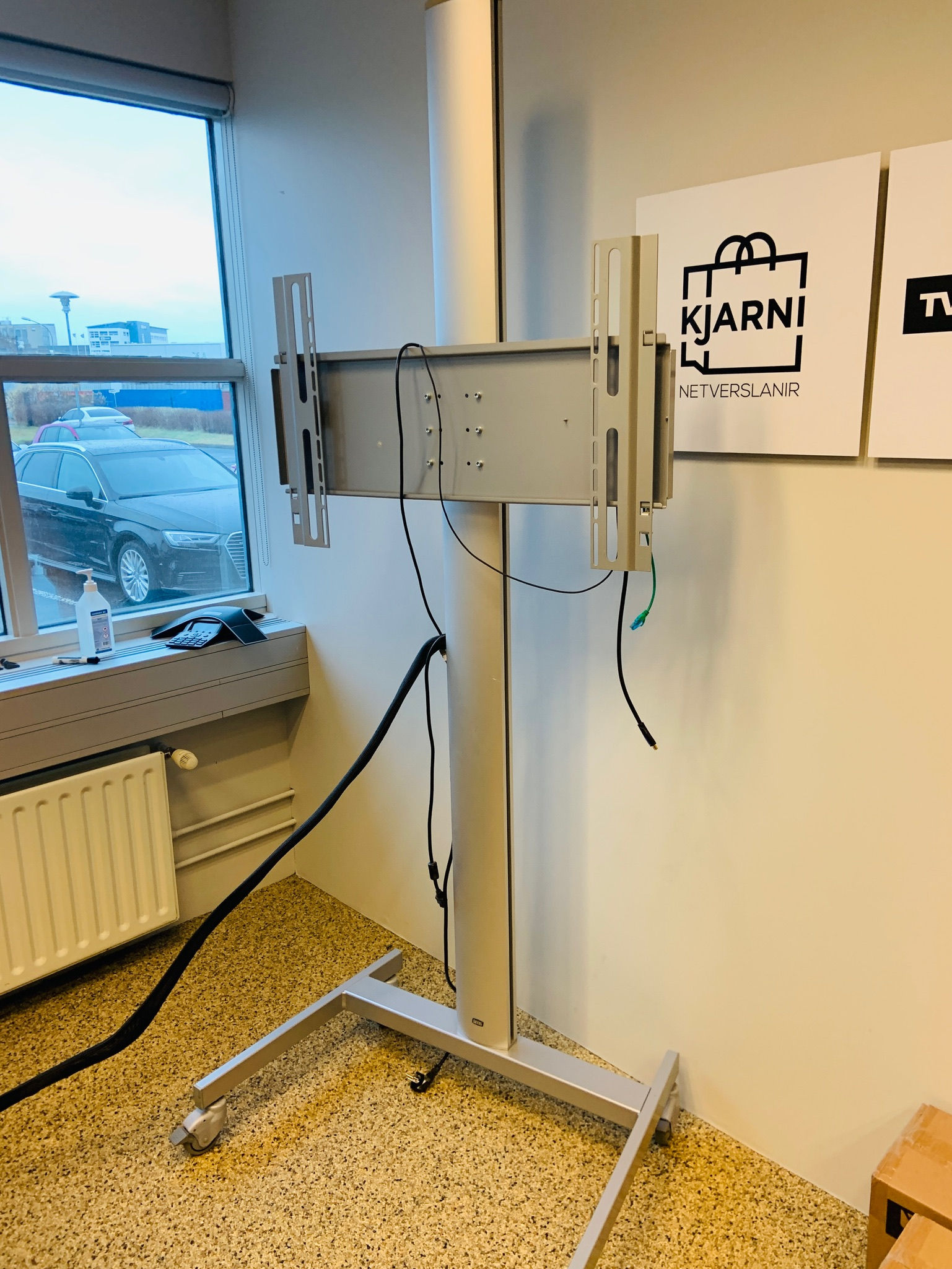 Selt-Sjónvarpsstandur á hjólum ásamt Crestron switch and receiver