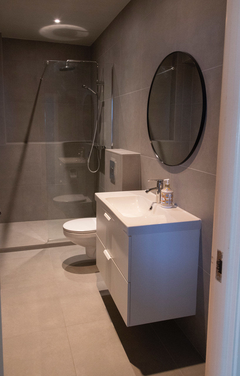 Thumbnail: SELT / SOLD Eldhús innrétting, tæki og baðherbergi, salerni, sturta