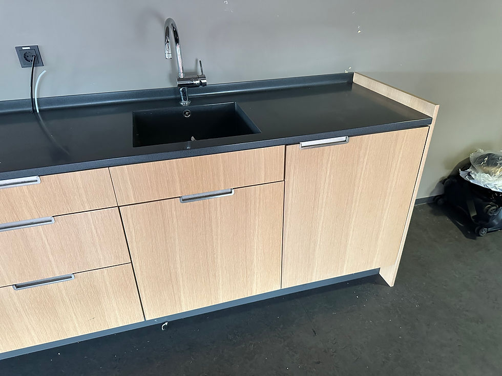 Thumbnail: SELT / SOLD - Eldhúsinnrétting  Quartz borðplötu innfeldum vask ísskáp - 3