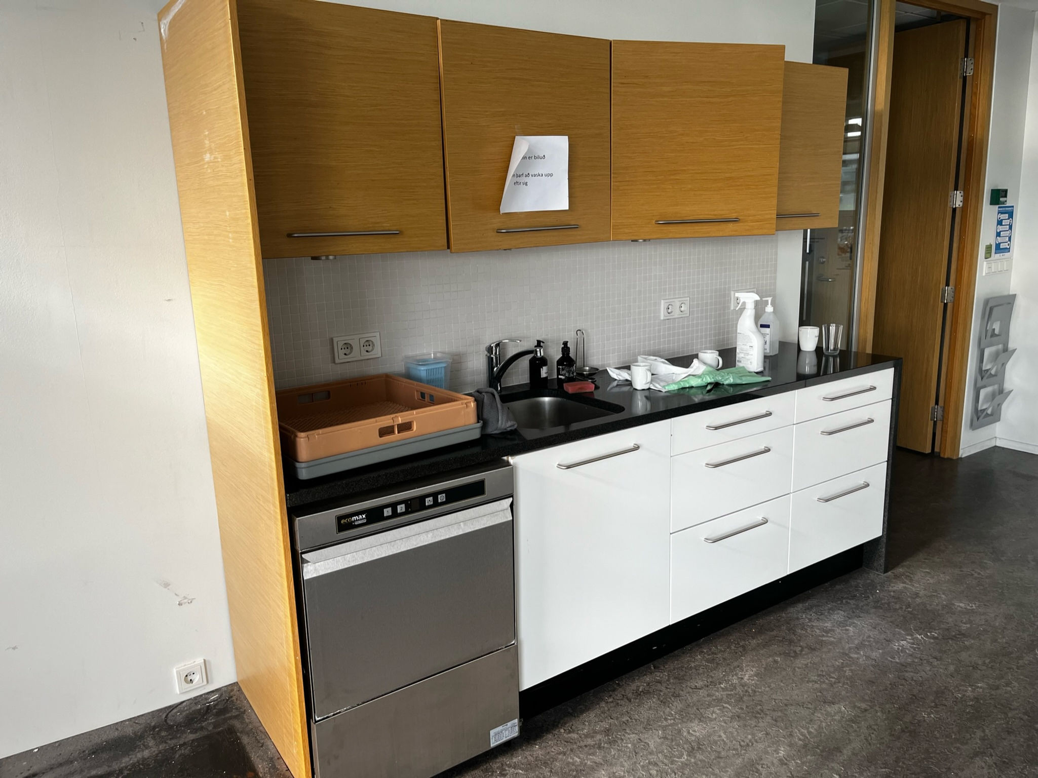 SELT - Eldhúsinnrétting - Granítborðplata - Vaskur - Sérsmíði - L240sm