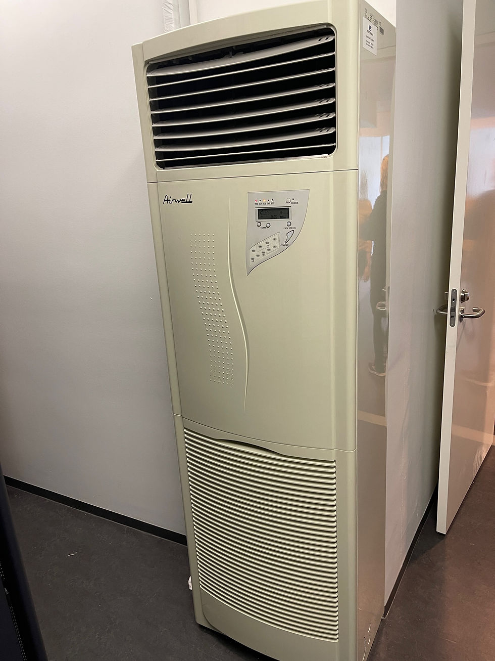 SELT / SOLD Airwell kælikerfi & Johnson control
