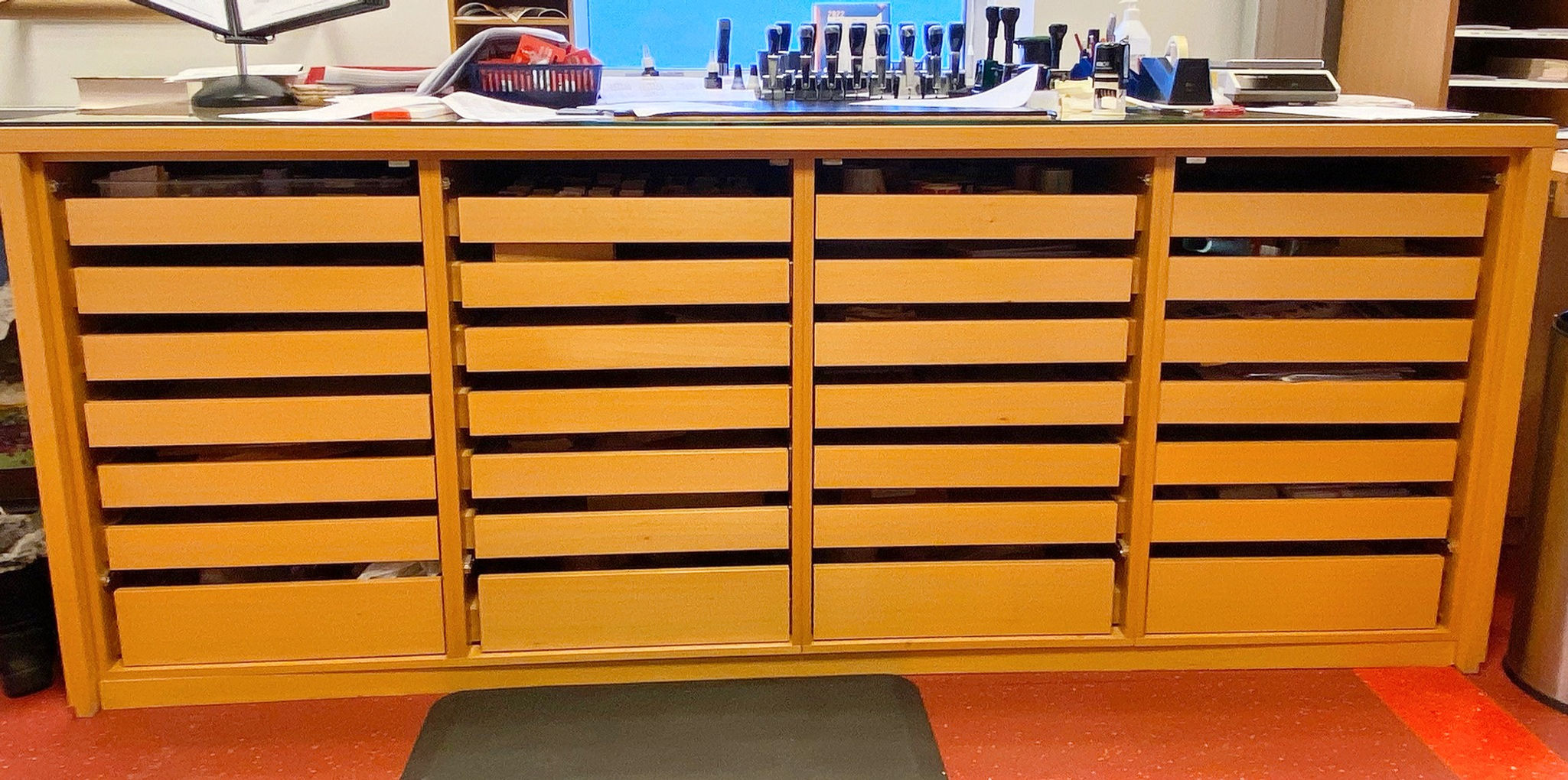 SELT / SOLD Vinnuborð/eyja 28 skúffur B240sm. x D75sm.