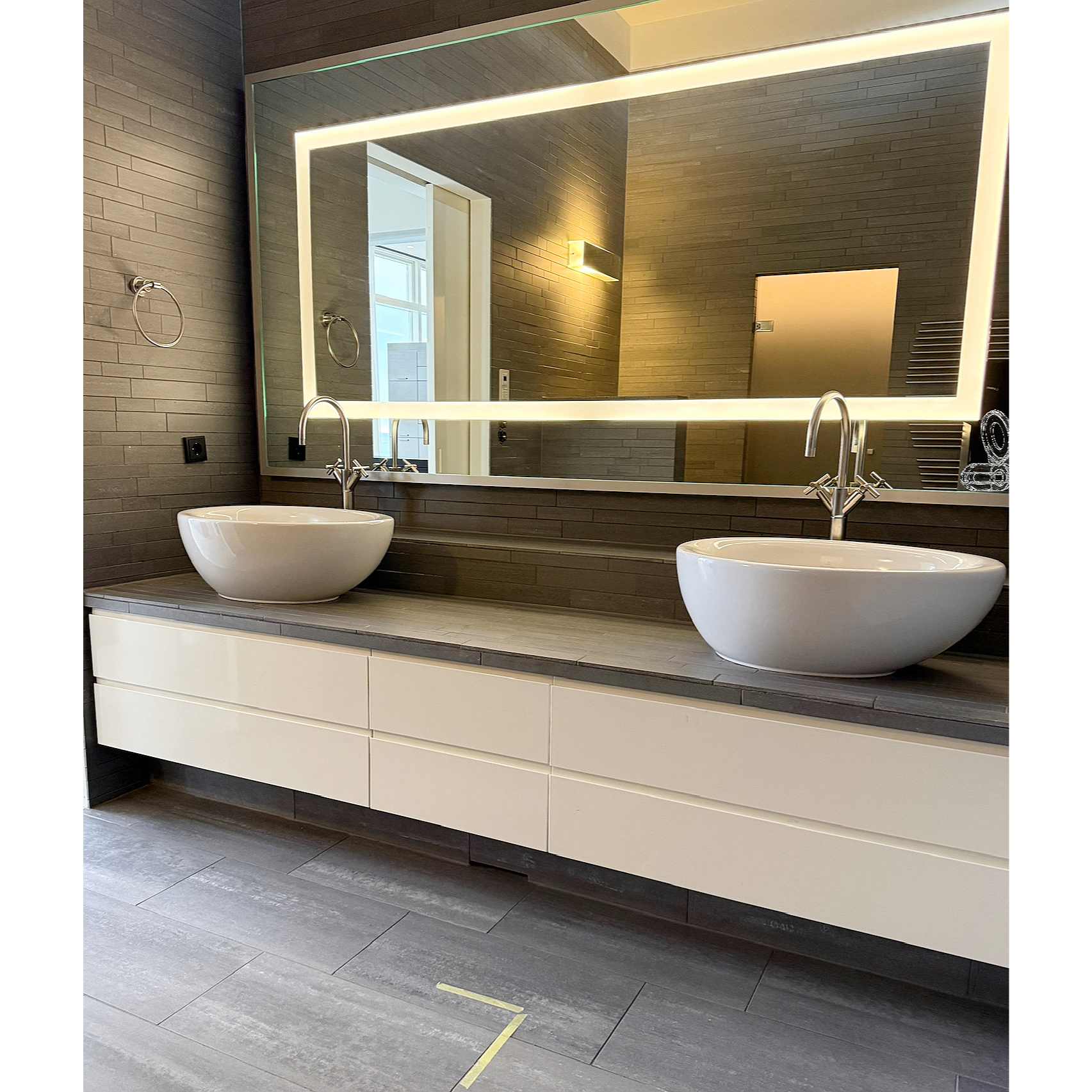 Baðherbergisinnrétting með búnaði frá Tengi B253 x D75 x H65 sm.