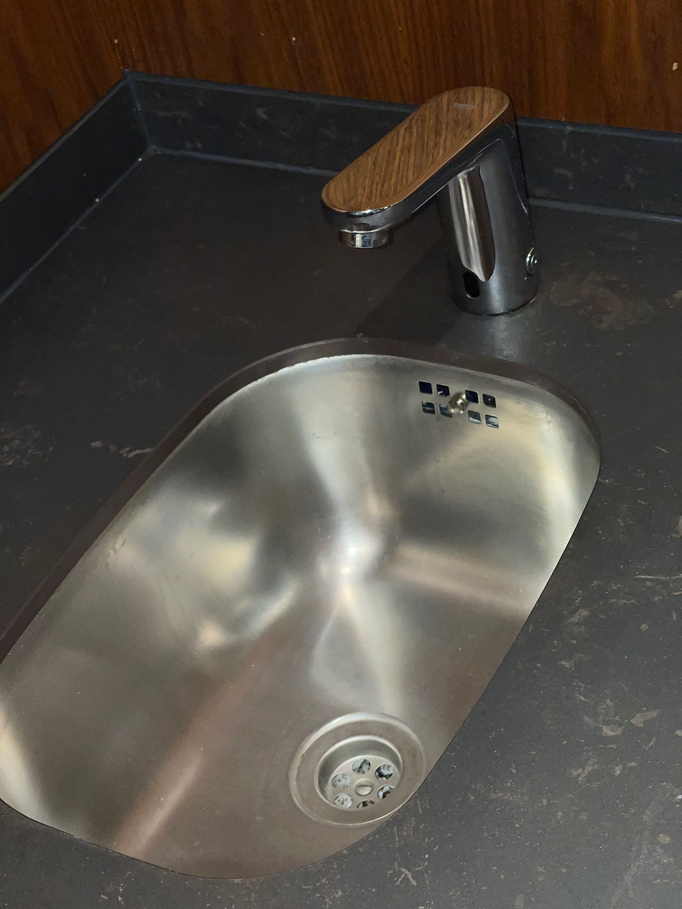 Thumbnail: SELT / SOLD - Veitingainnrétting - kælar - vaskar. Innrétting 1.