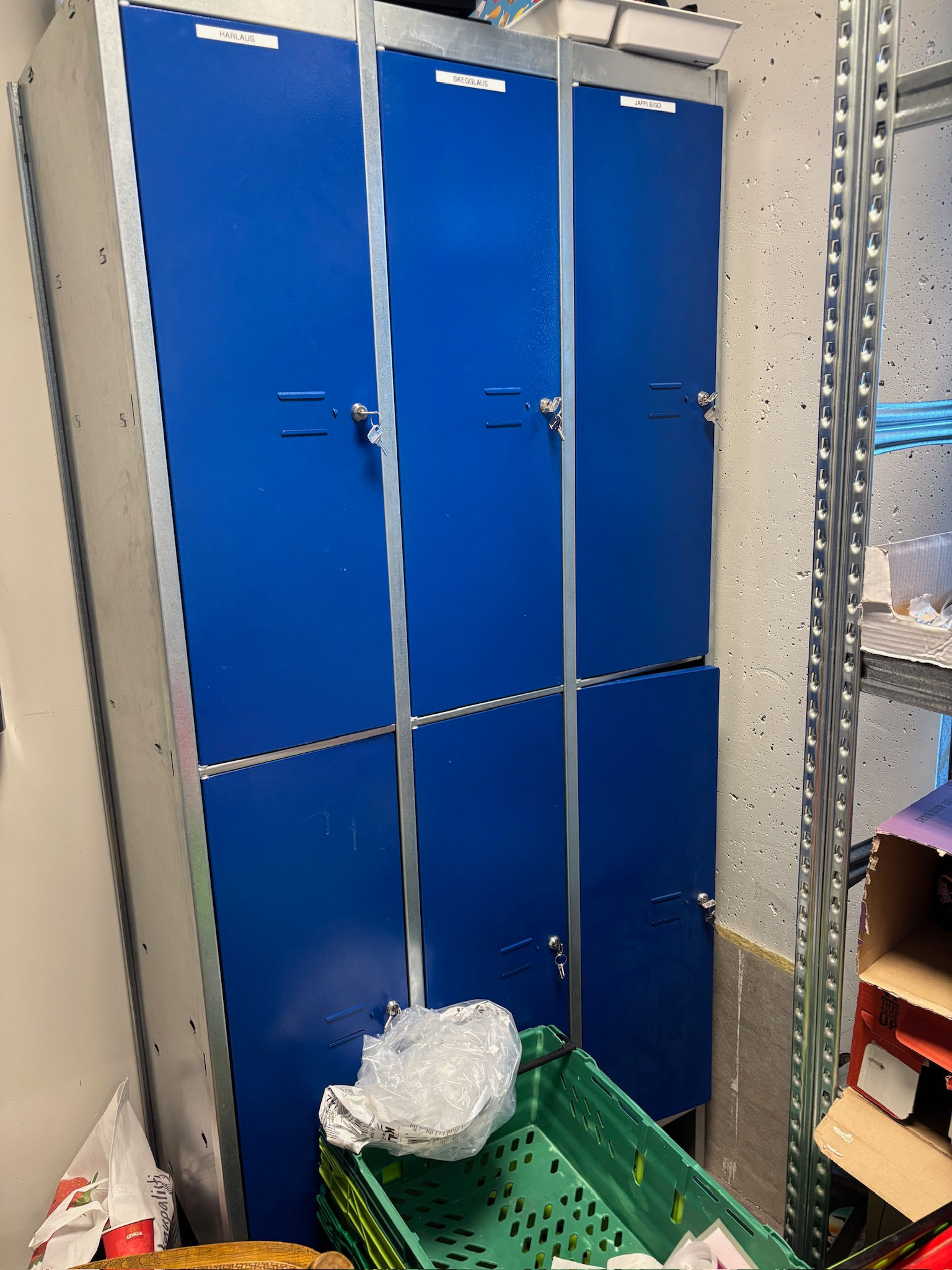 SELT / SOLD Starfsmannaskápar / munaskápar, H196xB93xD51sm.