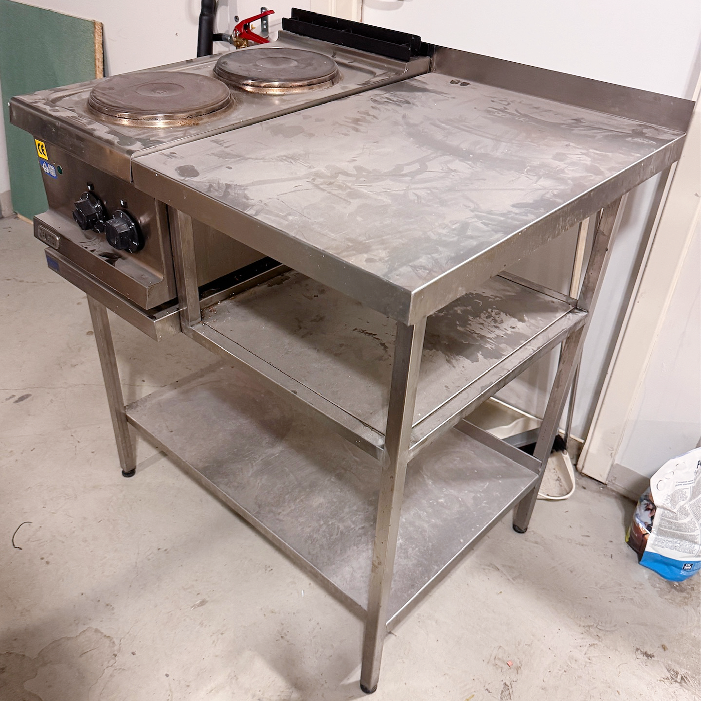 Sérsmíðað stálborð frá Frostverk, B80xD70xH75sm.