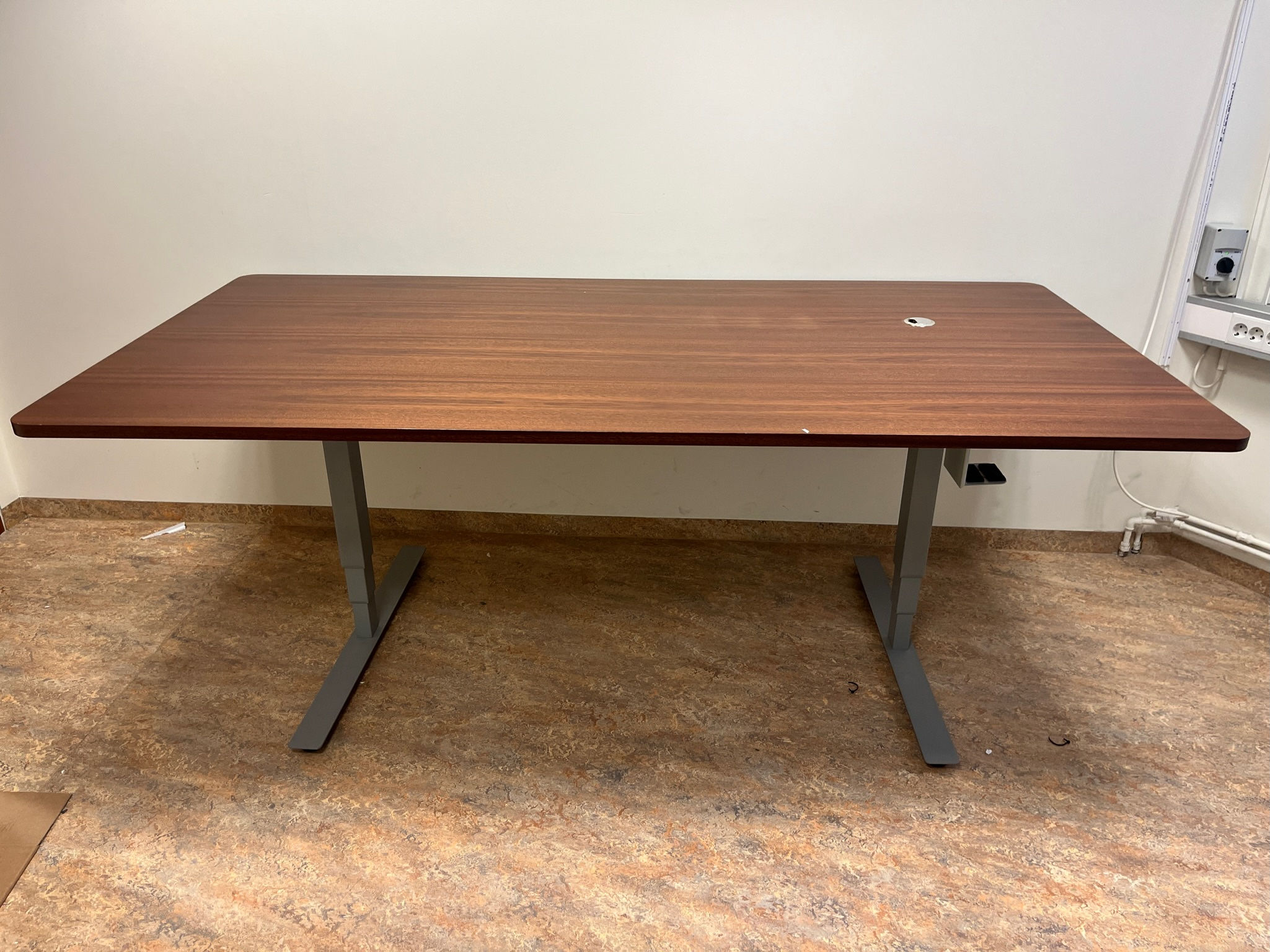 SELT / SOLD - Rafmagnsborð (220x110)