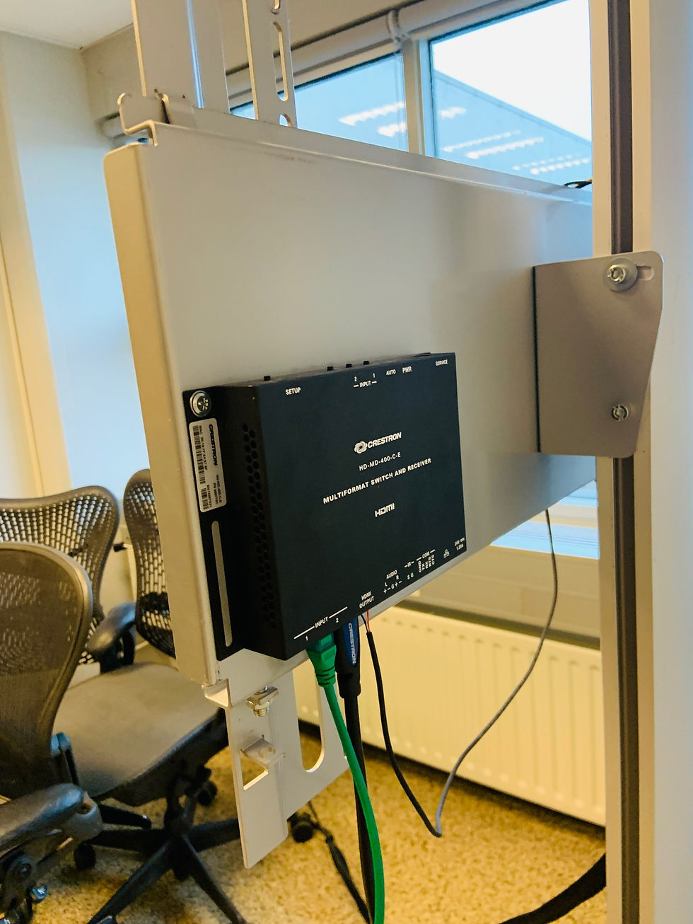 Thumbnail: Selt-Sjónvarpsstandur á hjólum ásamt Crestron switch and receiver