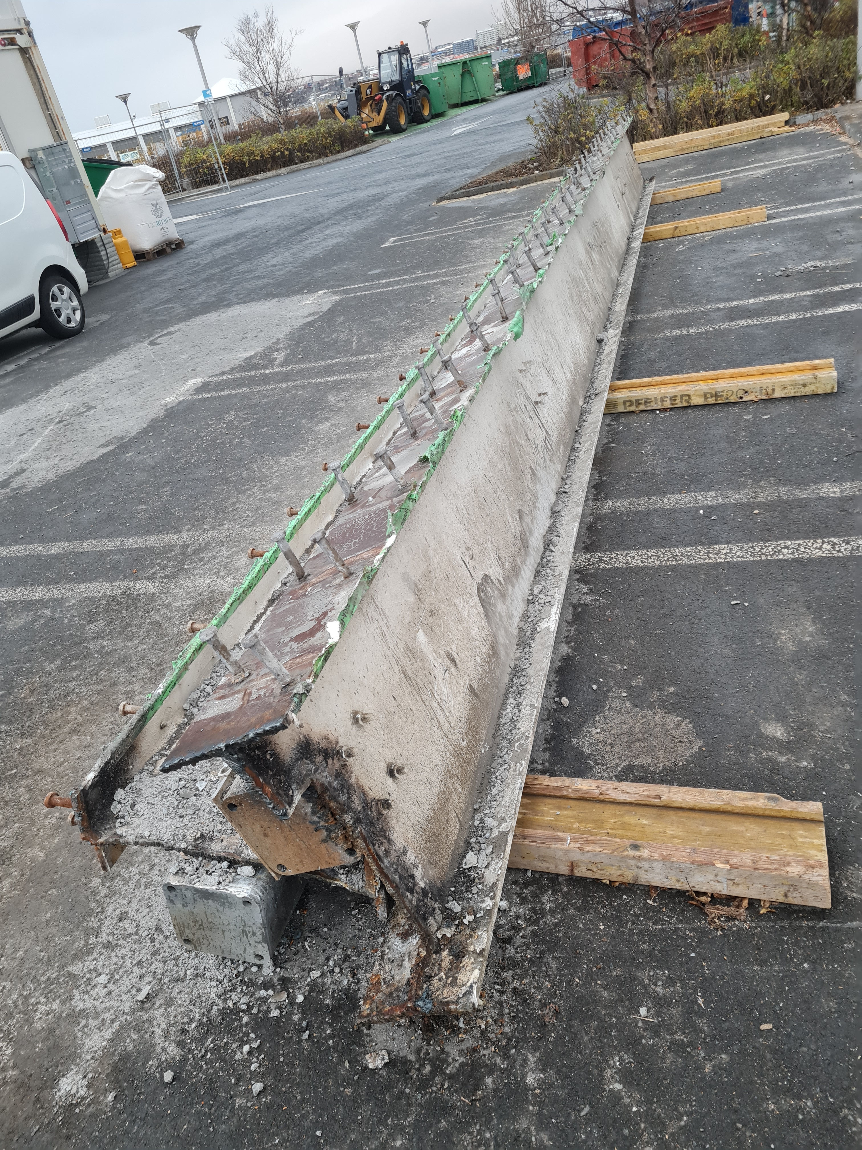 SELT / SOLD - Stálbitar - i bitar - 9 metrar