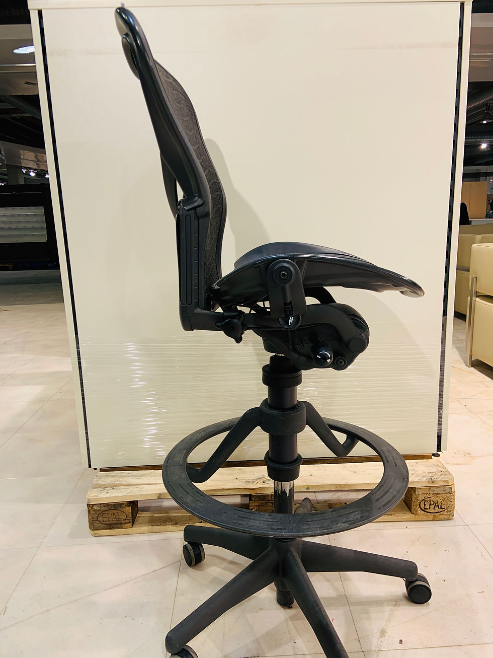 Thumbnail: Endurnýtt/selt-Herman Miller - hásæti