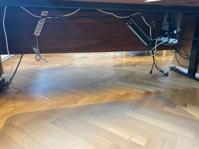 Thumbnail: SELT / SOLD Einstakt rafmagnsskrifborð - hornborð - 220 sm.