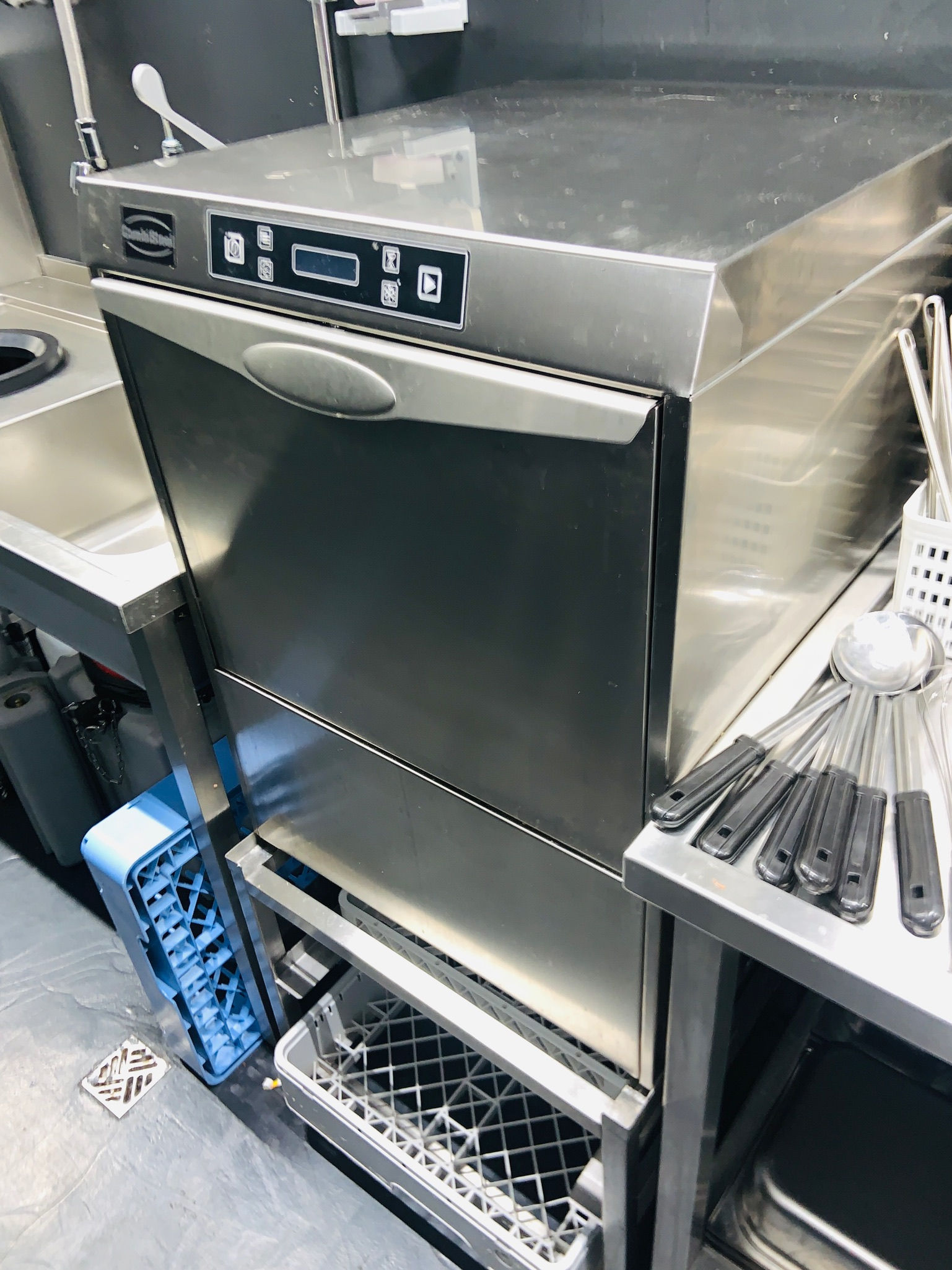 Selt/Endurnýtt-CombiSteel uppþvottavél - Lítið sem ekkert notuð