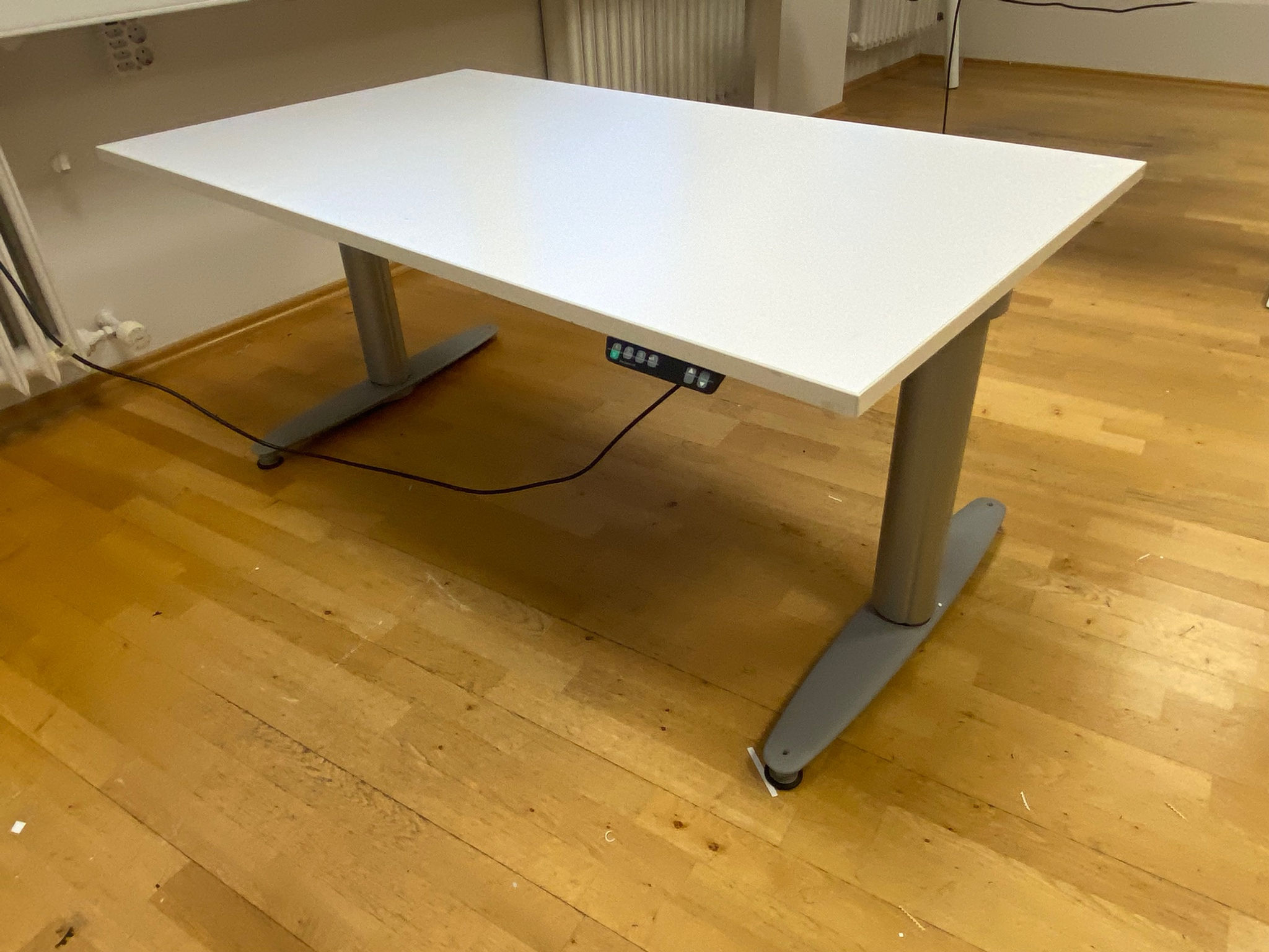 SELT / SOLD - Kinnarps rafmagnsborð hvítt frá Pennanum, 140 x 80 sm.