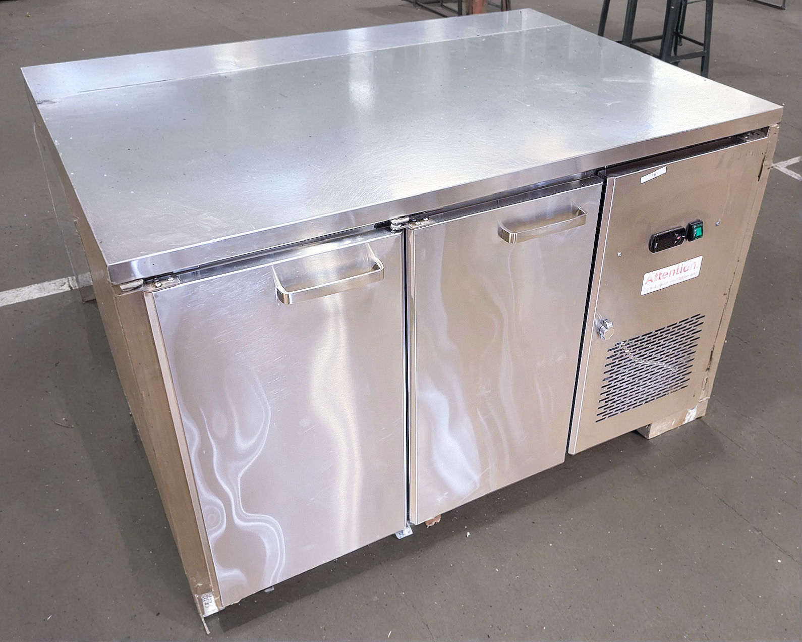 SELT / SOLD Nýlegt Vitrum kæliborð frá BVT, B126 x D70 x H90 (2021)