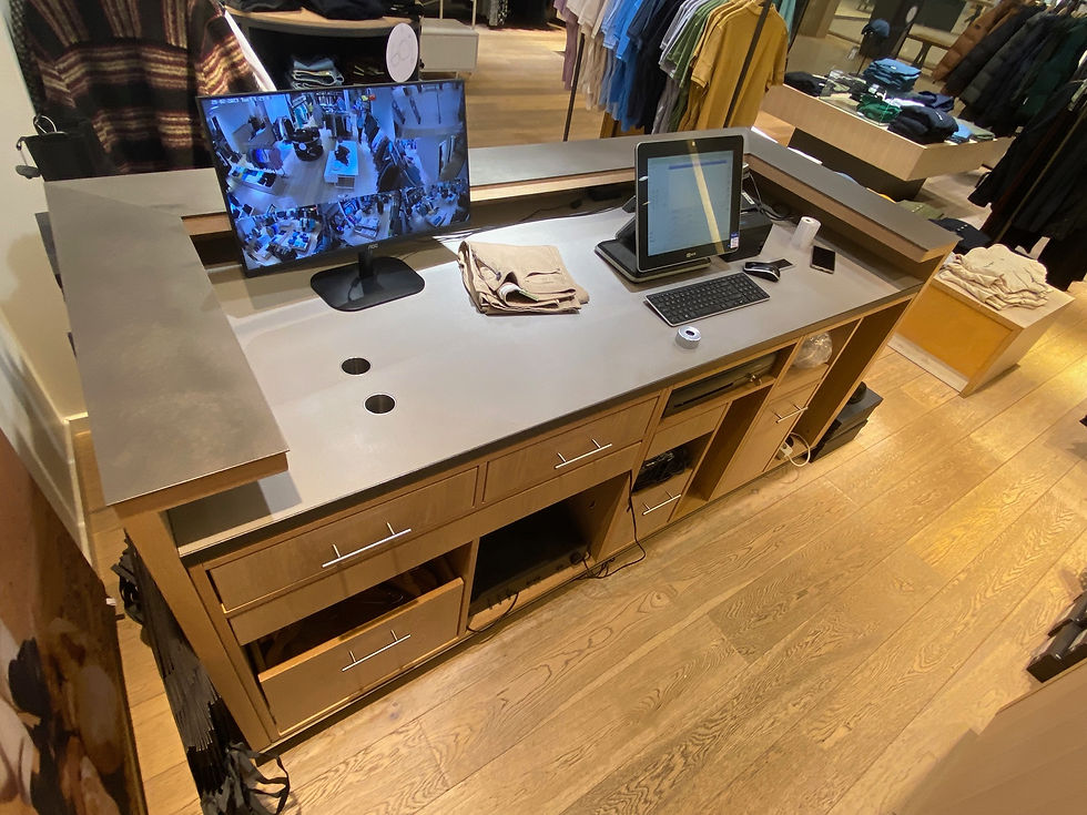 SELT / SOLD Afgreiðsluborð m.skúffum og skápum - B220 x D91 x H104 sm.