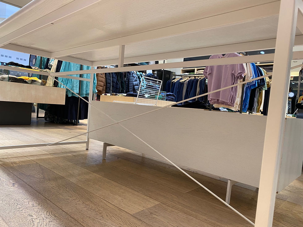 Thumbnail: SELT / SOLD Stílhreint verslunarborð hvítt - B188 x D88 sm.