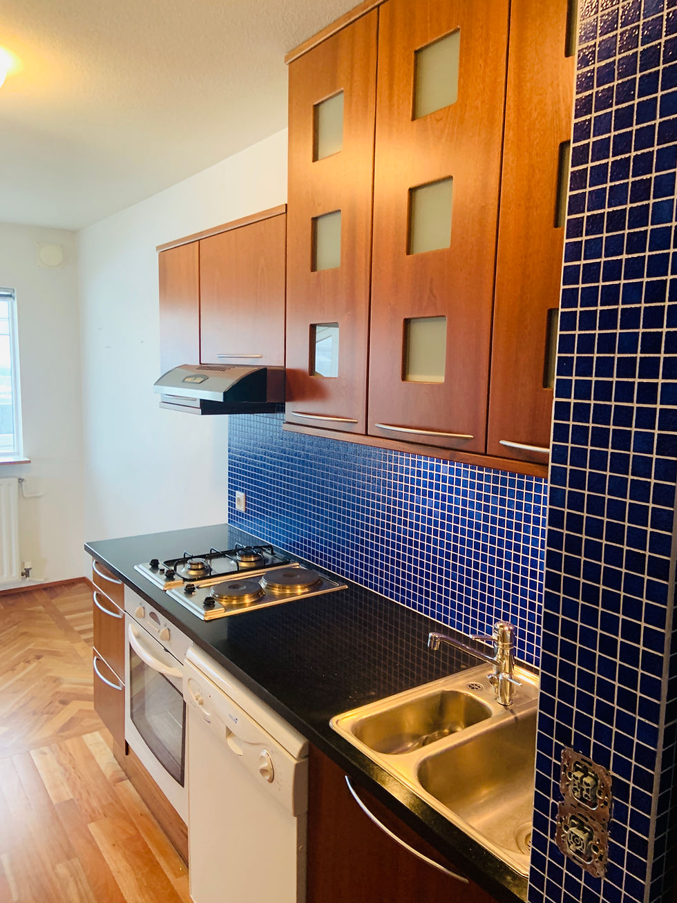 Thumbnail: Eldhúsinnrétting með granítplötu,ísskáp,eldavél og fl.