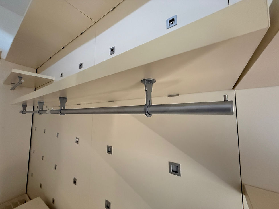 Thumbnail: SELT / SOLD Tisettanta fataherbergi / Walk-In closet / Spegill  12 lengdarmetrar