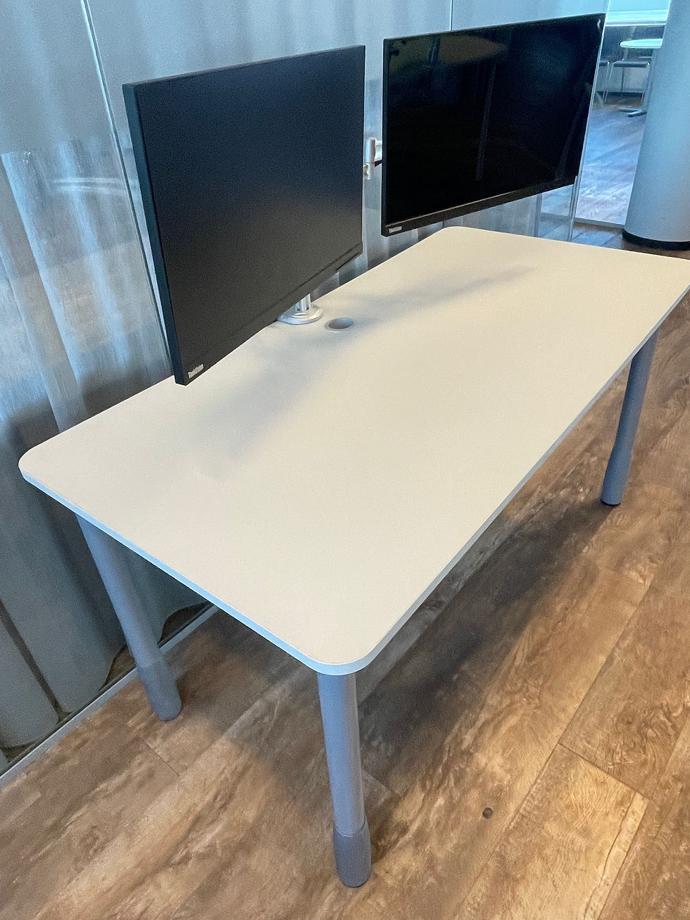 Thumbnail: SELT / SOLD Vinnuaðstaða - Skrifborð ásamt 2 skjáum á armi, B140xD70 sm.