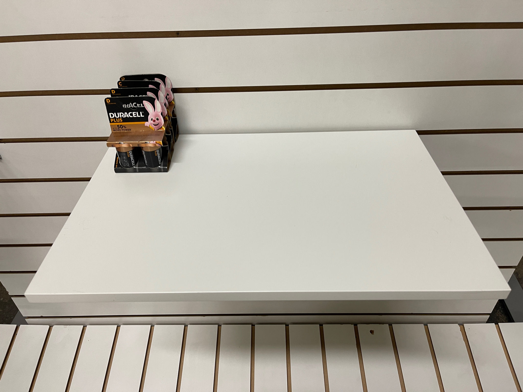 SELT / SOLD Panel viðarhilla hvít krómfestingar 58x38sm