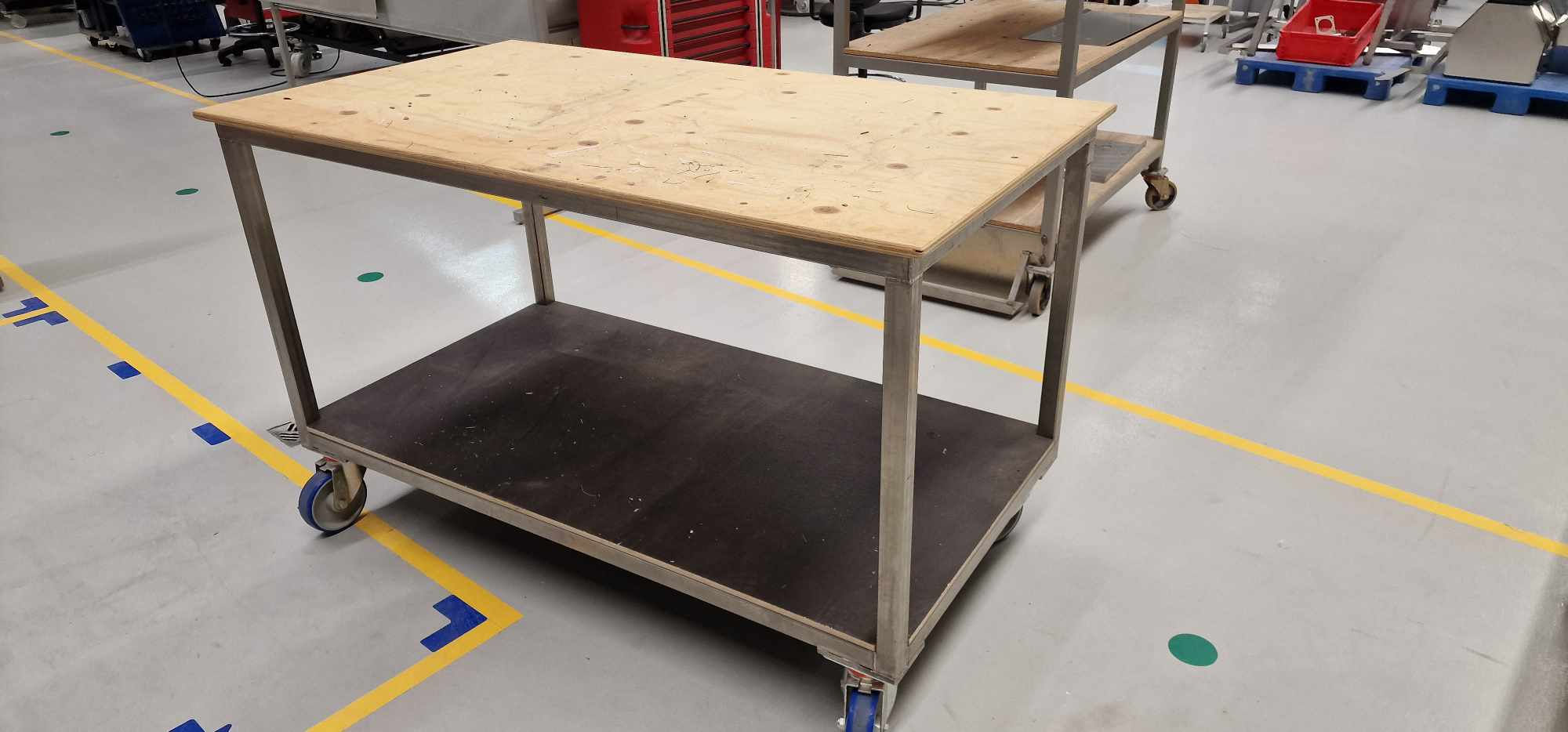 SELT / SOLD - Öflug vinnuborð(20mm plötur) á hjólum 155x85sm - 2 stk. til