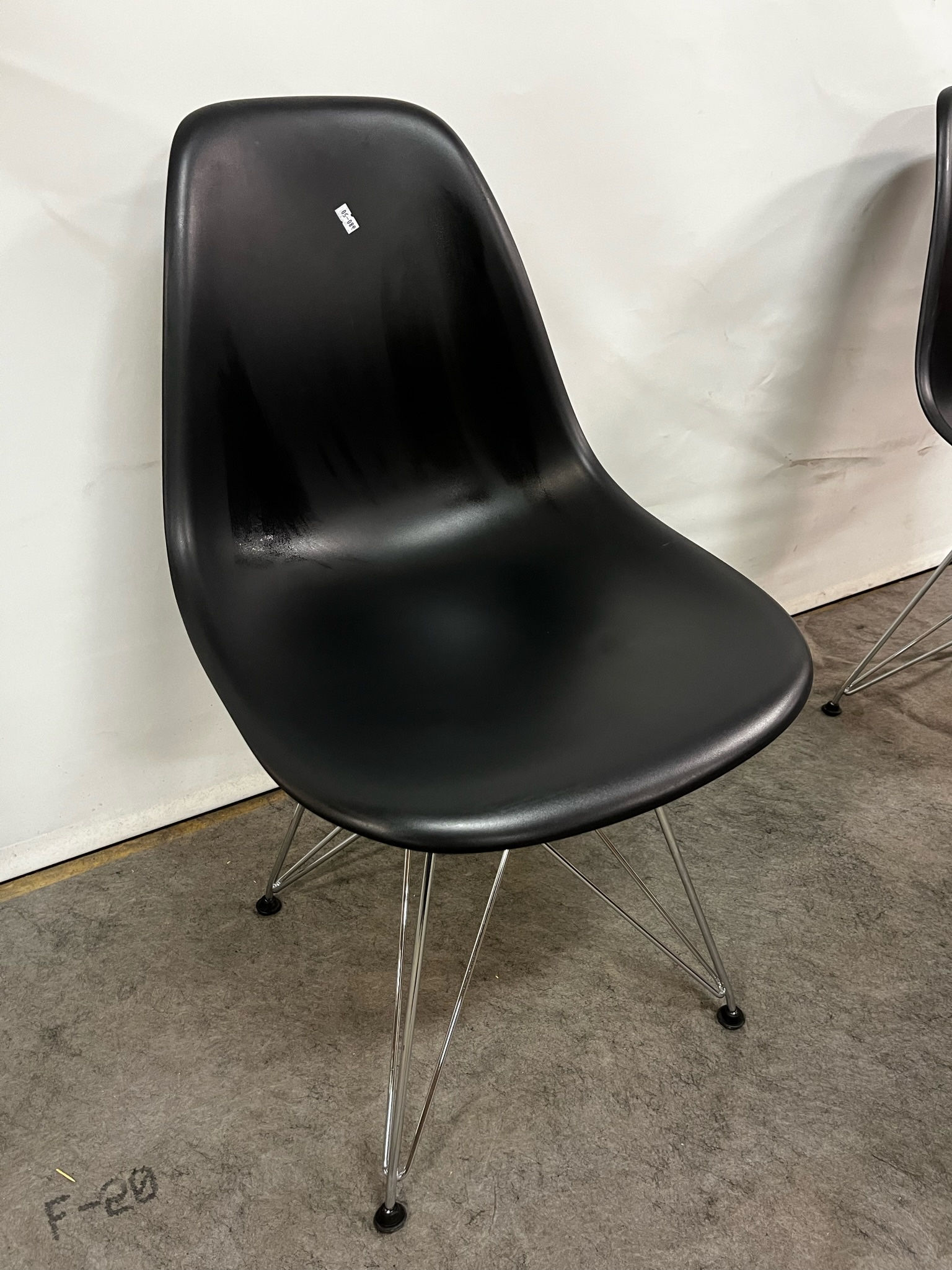 SELT / SOLD VITRA - Eames DSR deep black, krómuð grind