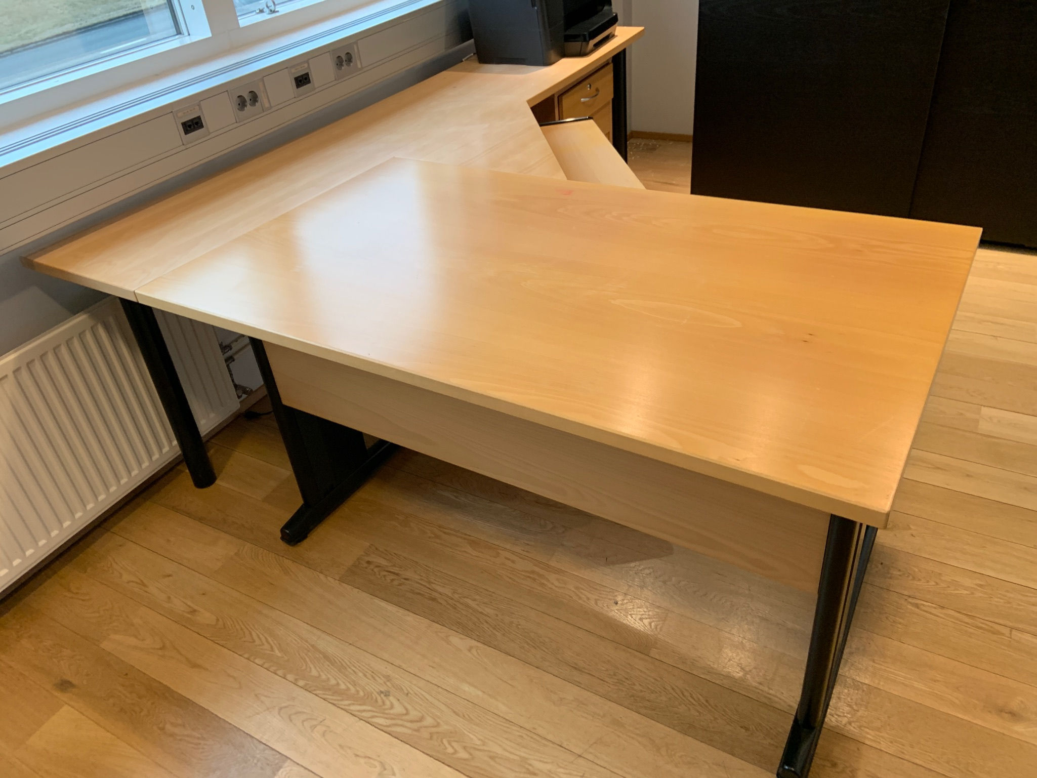 Selt/Endurnýtt-Hornskrifborð með blygðunarplötu