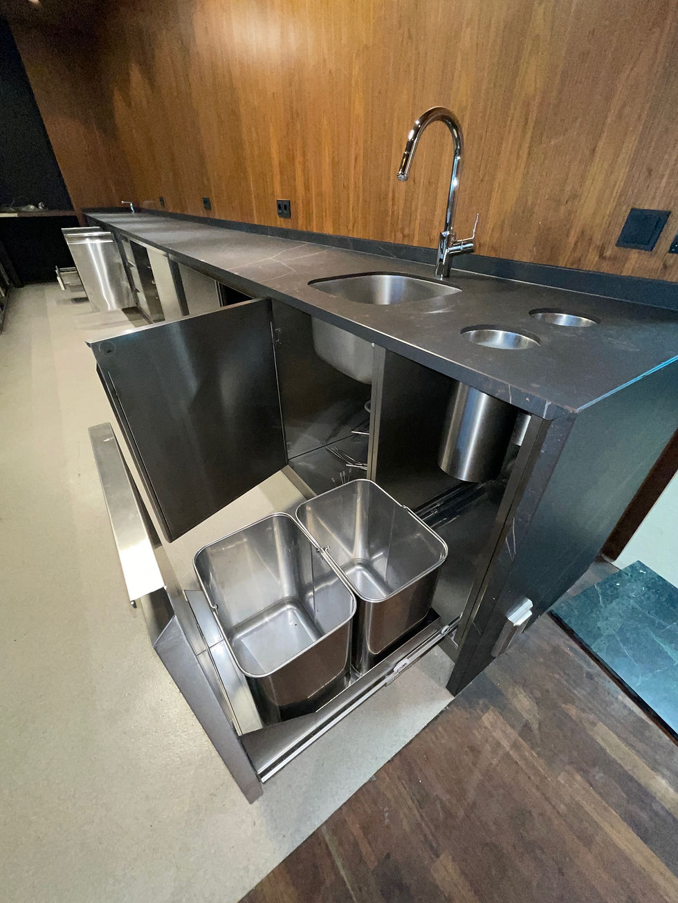 Thumbnail: SELT / SOLD - Veitingainnrétting - kælar - vaskar. Innrétting 1.