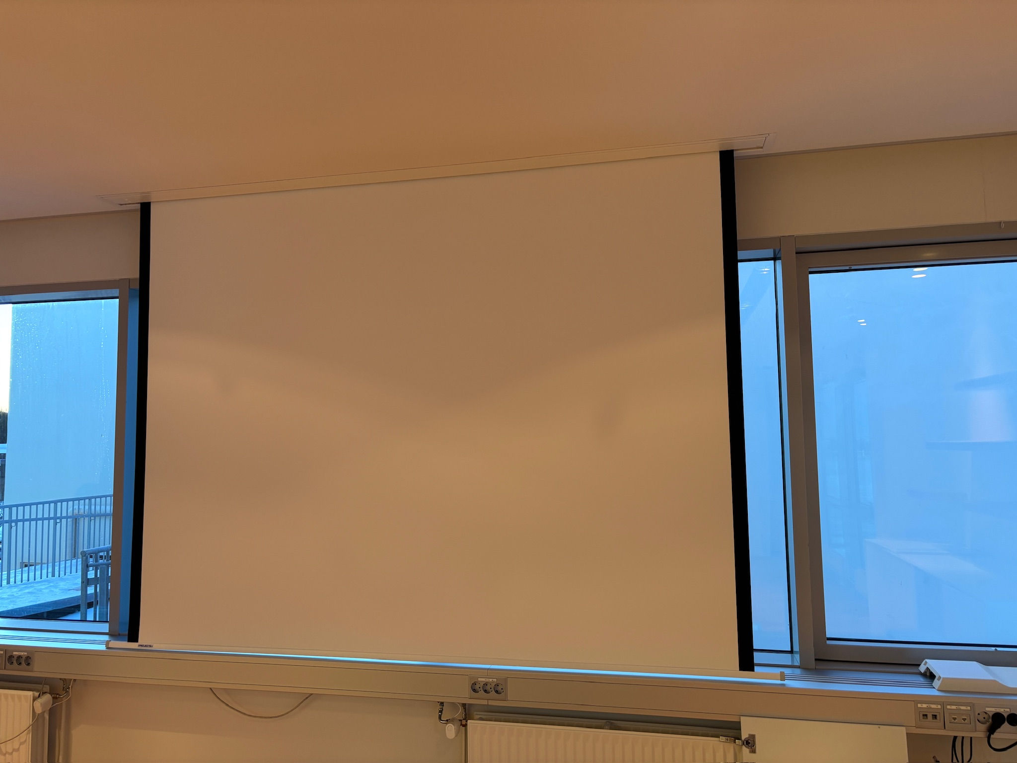 Projecta rafdrifið sýningartjald, B240 x H240 sm.