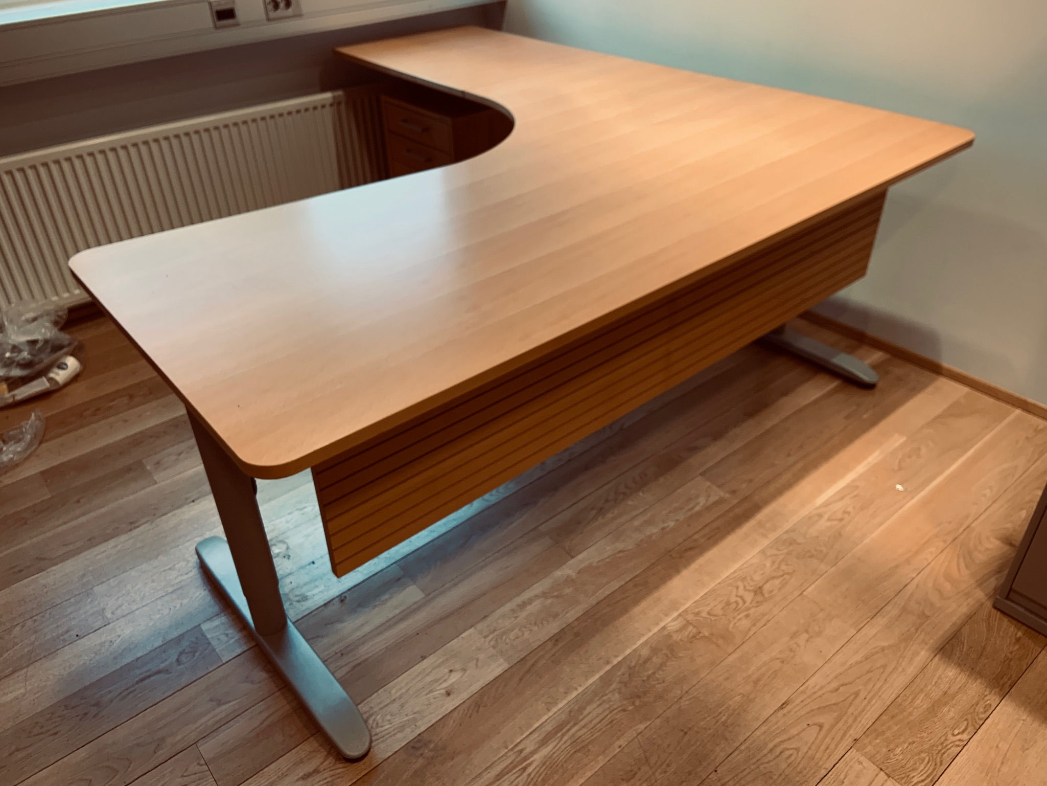 Selt/Endurnýtt-Hornskrifborð 200x180 sm Á.Guðmundsson