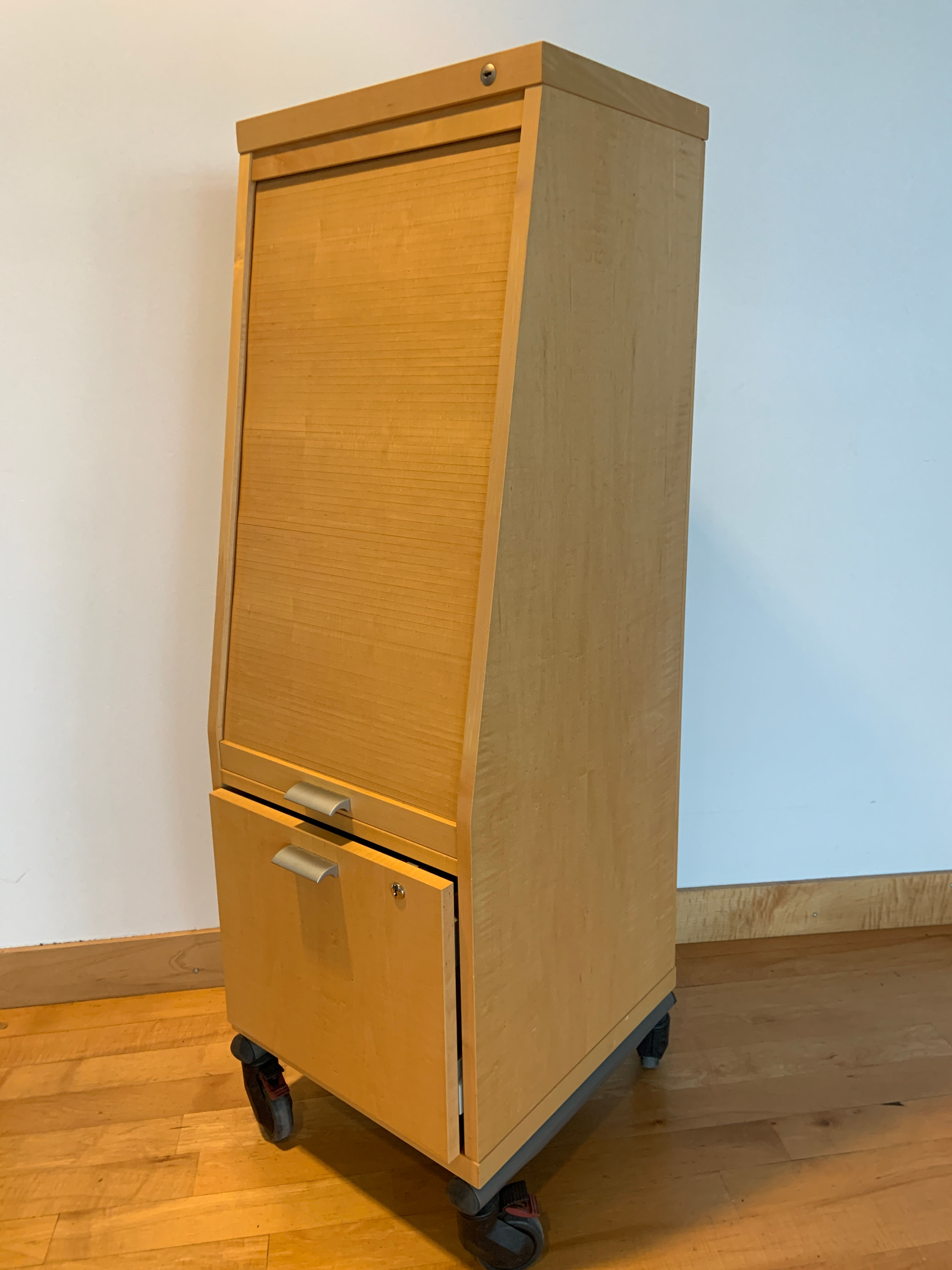 SELT / SOLD - Turnskápur á hjólum frá Pennanum