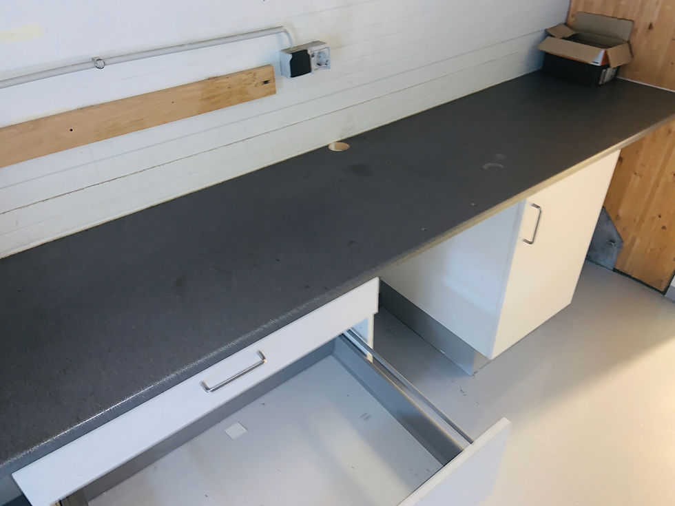 Thumbnail: Selt - Innrétting fyrir bílskúrinn - vinnuaðstöðuna