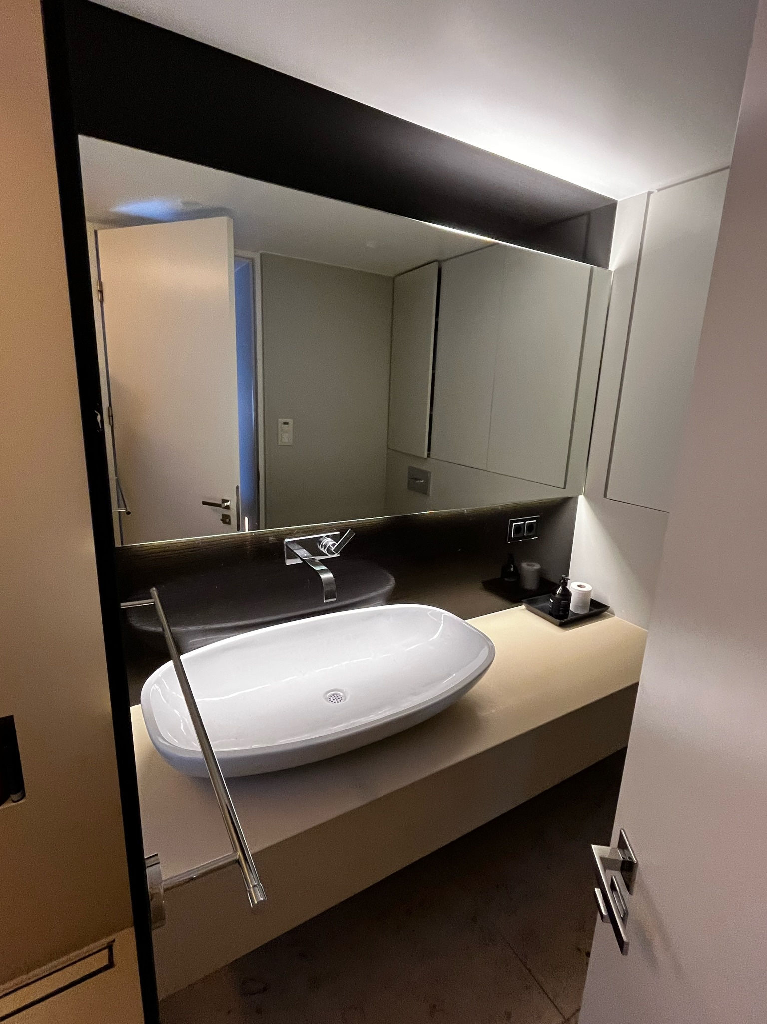 SELT / SOLD - Baðherbergi - Steinborð, blöndunartæki og vaskur