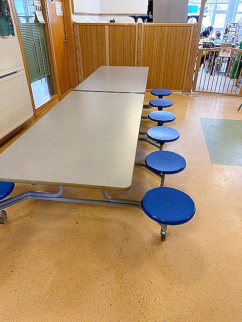 SELT / SOLD - Flott mötuneytisborð 12 sæta fyrir skóla, fellanleg