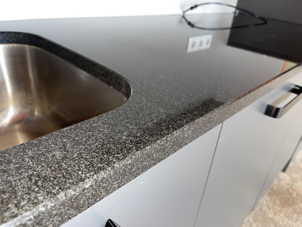 Thumbnail: Seld - sold Nýleg eldhúsinnrétting m. granítsteinn,vaskur,ísskápur - Sérsmíði