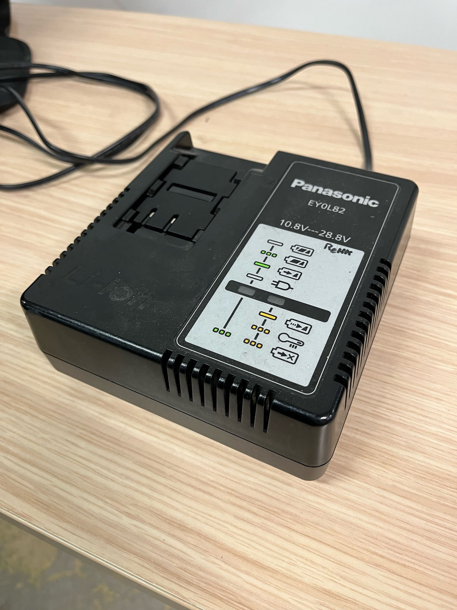 Panasonic EY0L82 14.4V – 28.8V hleðslutæki (9 stk.)