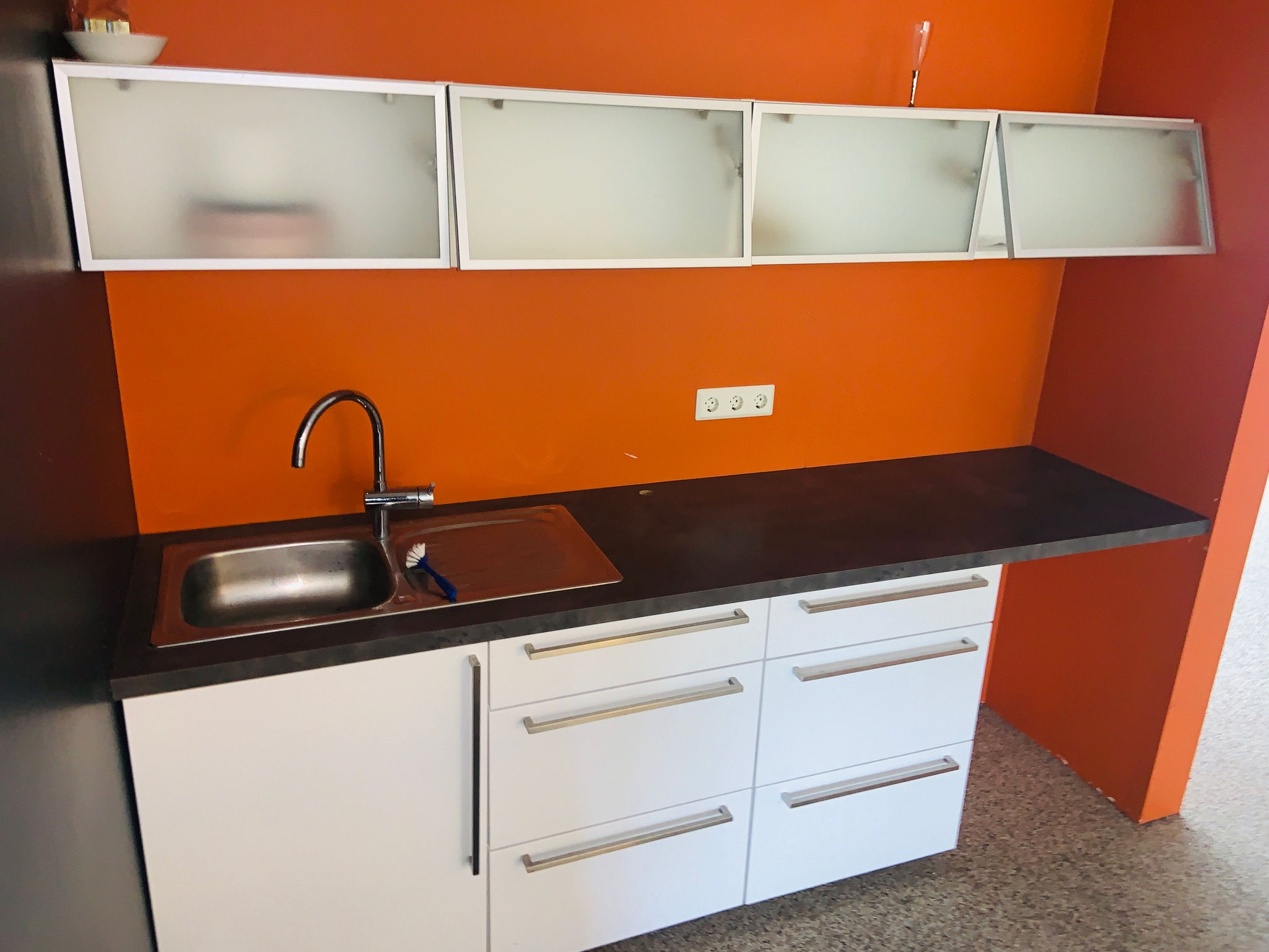 Selt-Eldhúsinnrétting m. vaski og blöndunartækjum.