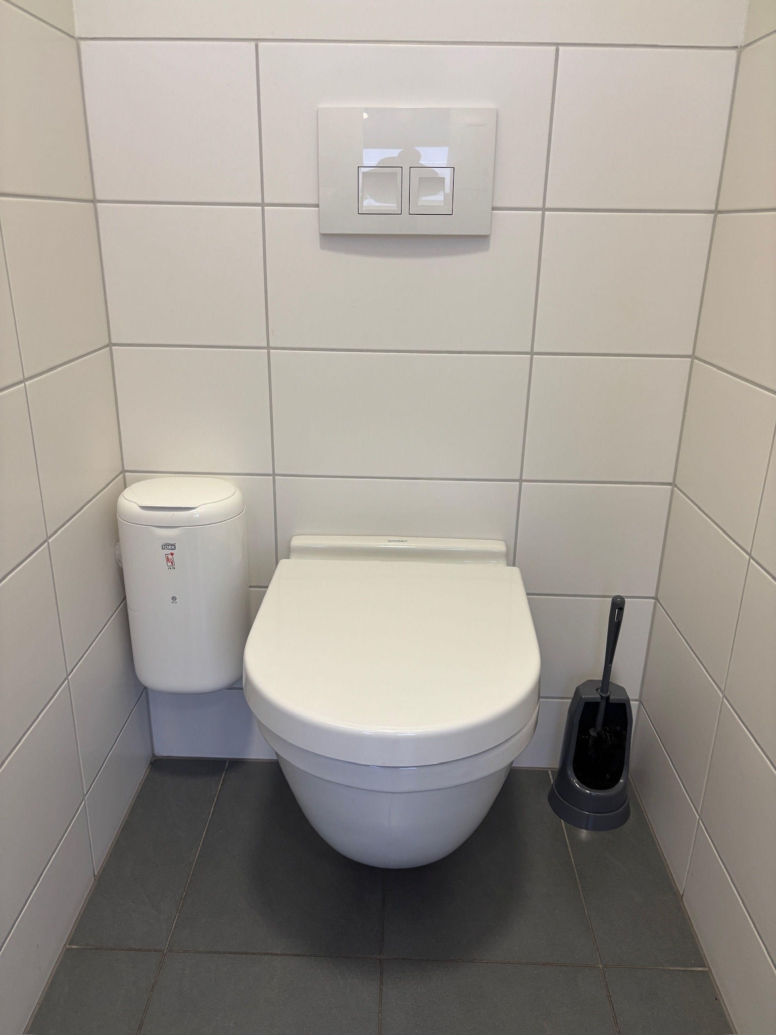 SELT / SOLD vegghengt salerni / WC / klósett með hæglokandisetu (3 stk.)