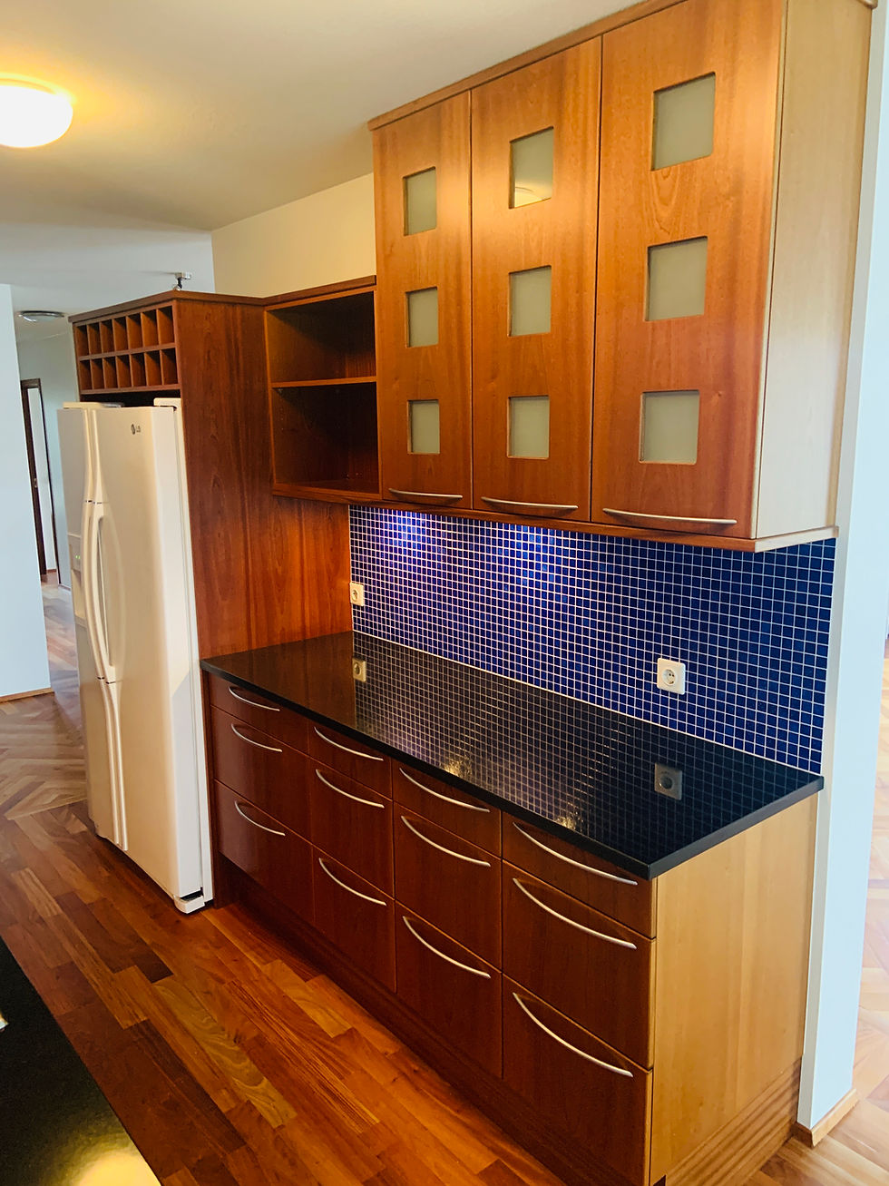 Thumbnail: Eldhúsinnrétting með granítplötu,ísskáp,eldavél og fl.