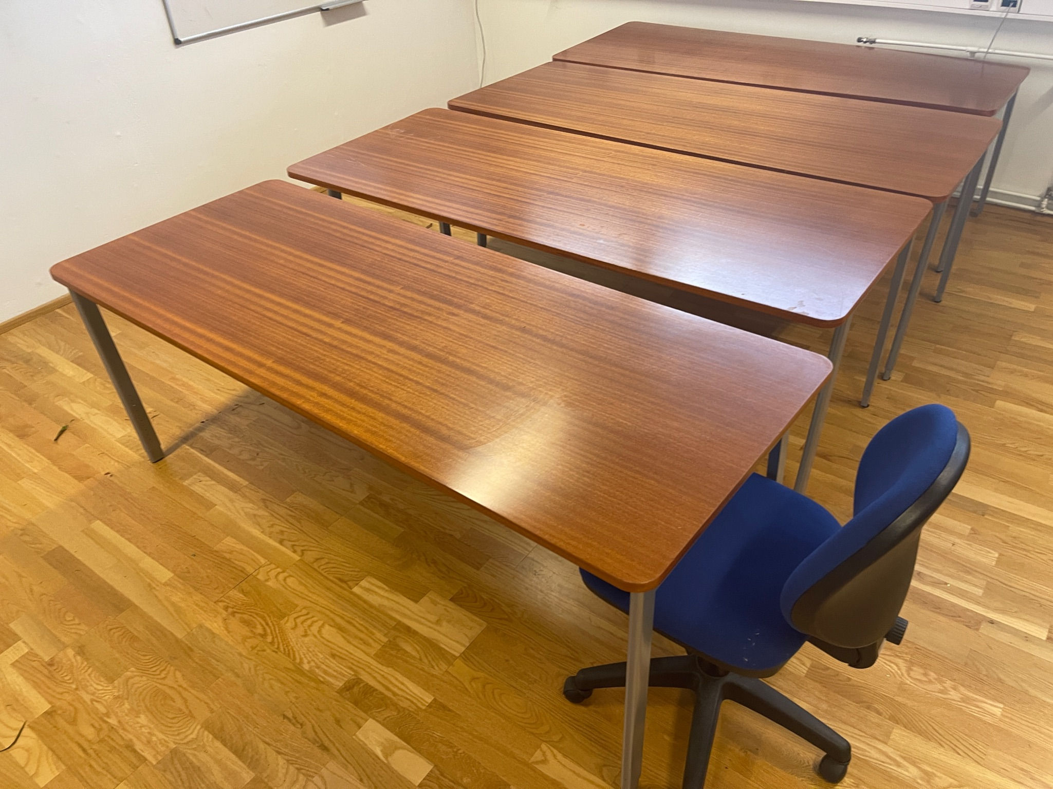 Selt/Endurnýtt-Fundarborð / Skrifborð / Eldhúsborð /   200x80sm - 3 stk til