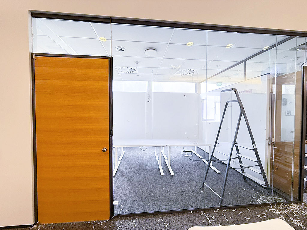 SELT / SOLD Glerveggir með viðarhurðum, 270 sm hæð, 20 metrar / 5 glerh