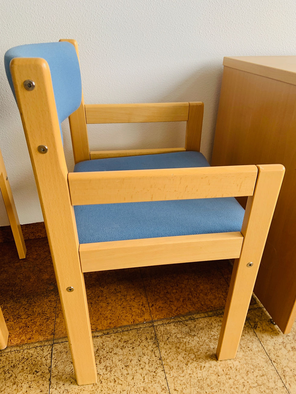 Thumbnail: Selt-Blár viðartaustóll