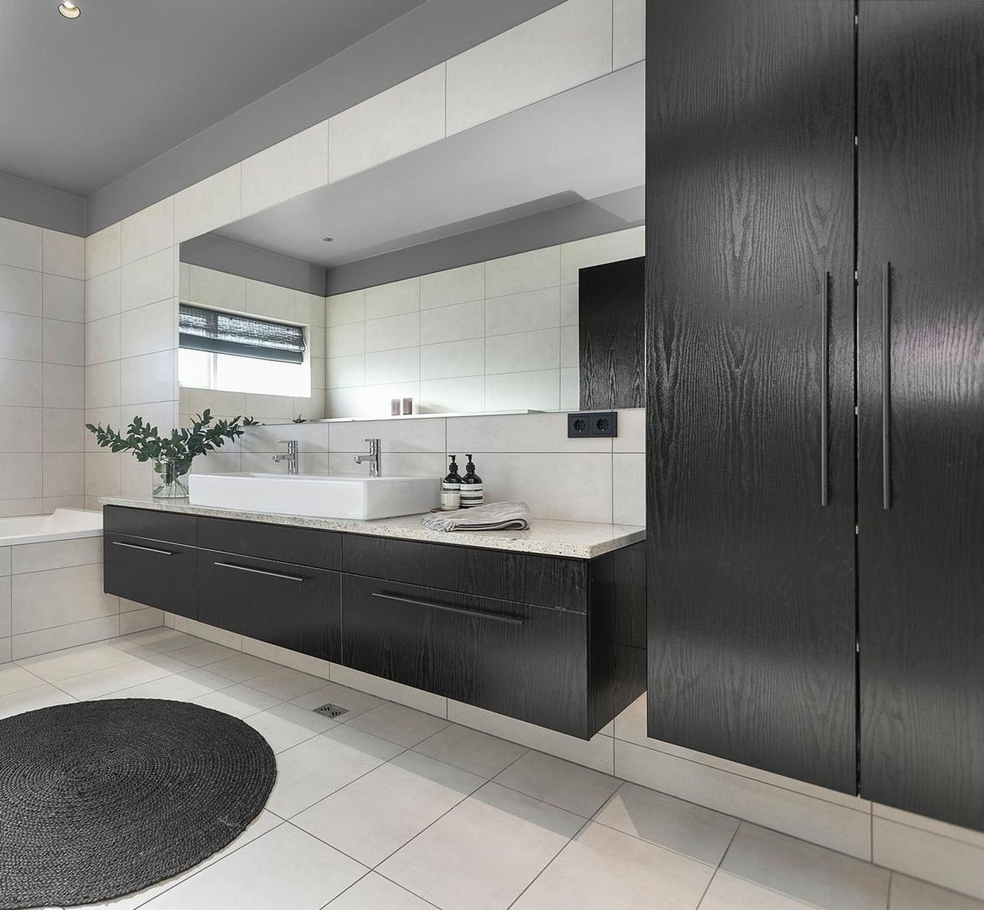 SELT / SOLD Baðinnrétting með gratnítplötu 245 sm og háum skáp 215 sm. x 60 sm