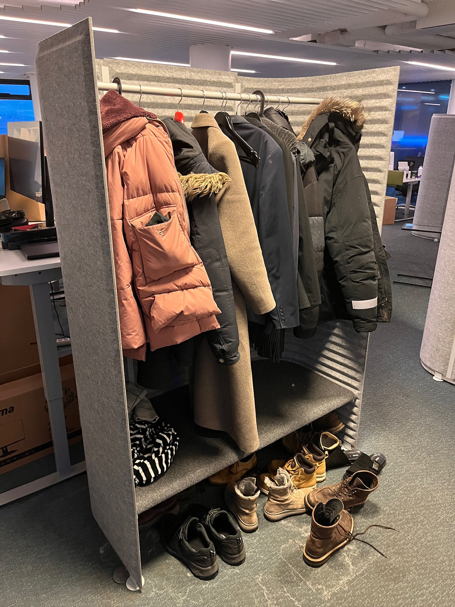 NOTI hljóðvistarfatahengi, B134 x D66 x H191 sm.