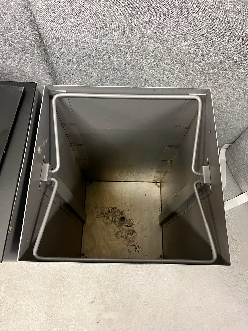 Thumbnail: SELT / SOLD flokkunartunnur frá Syrusson B37,5 x D37,5 x H75 sm.